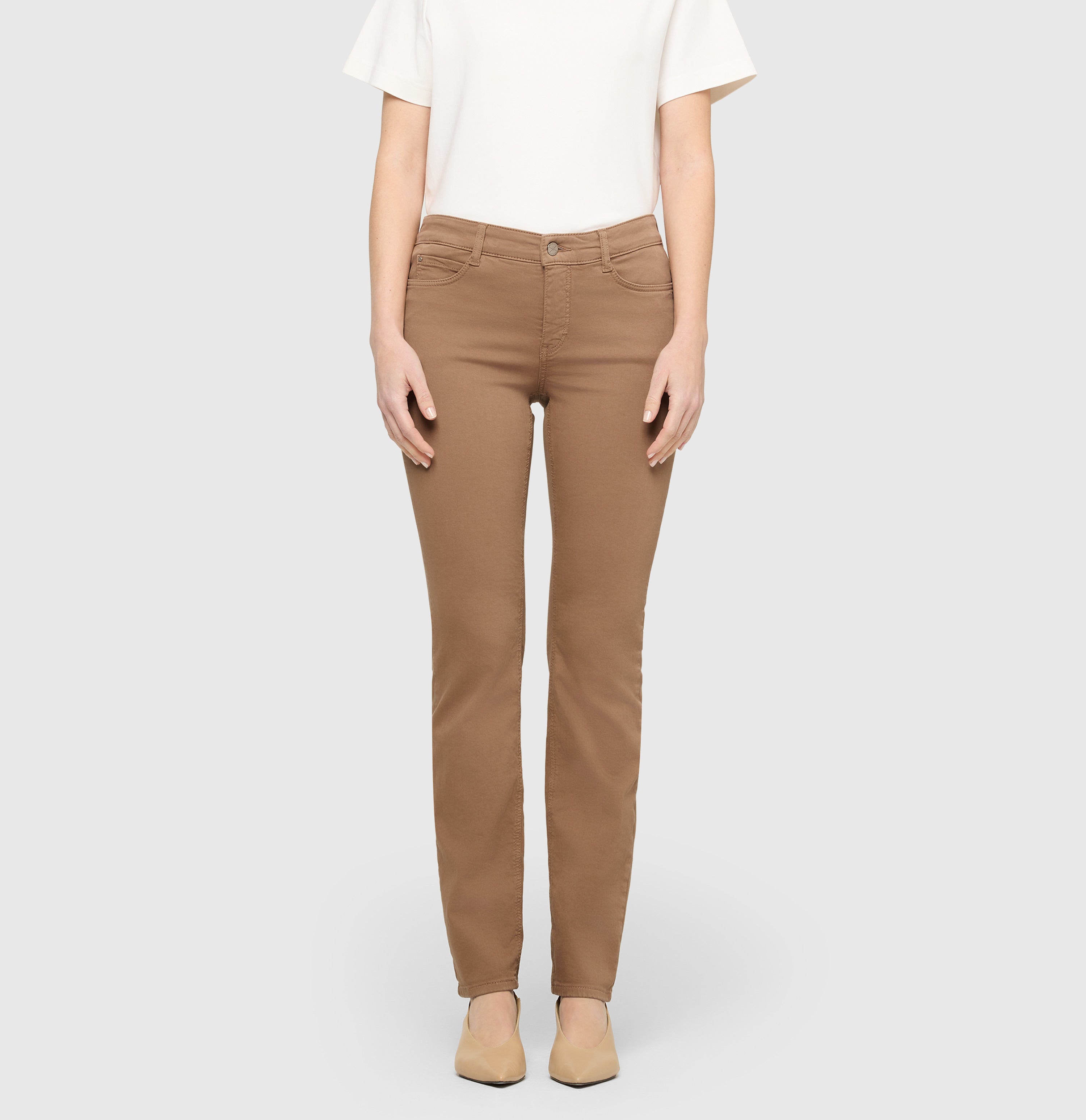 Straight fit made from hyper stretch denim. | DREAM | light cognac PPT | Front view of model