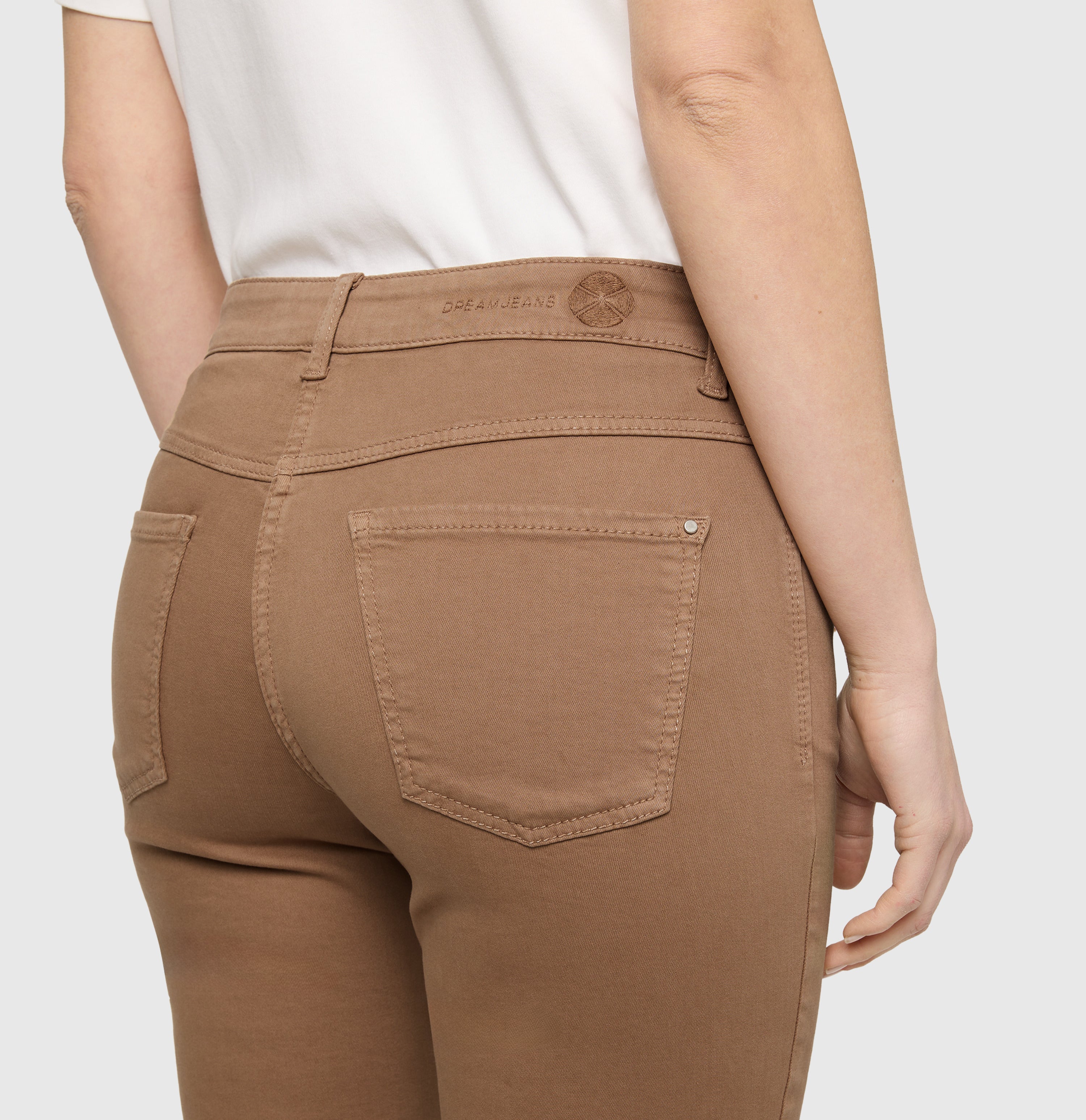 Straight fit made from hyper stretch denim. | DREAM | light cognac PPT | Detailed view 2 of model