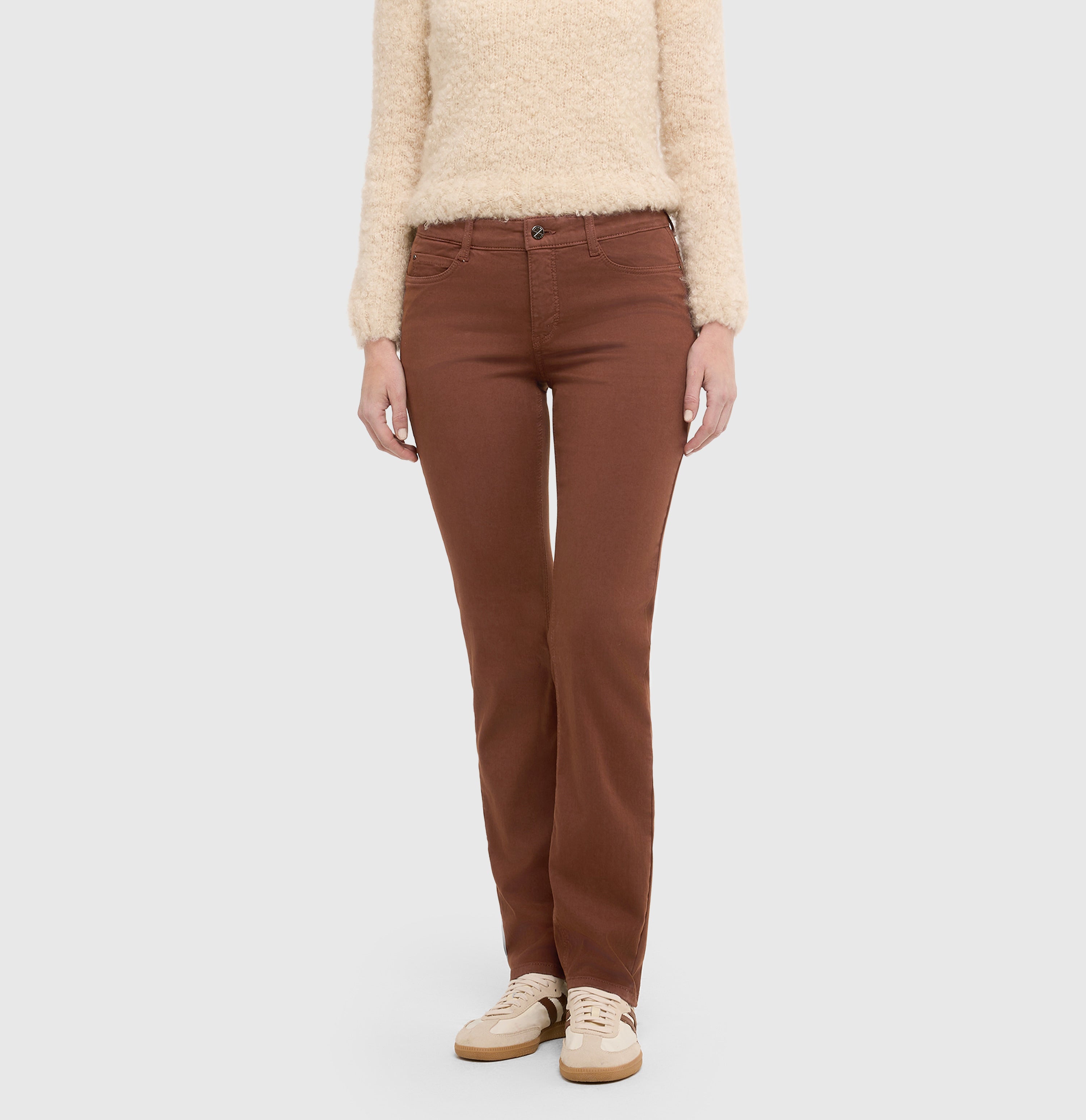 Straight fit made from hyper stretch denim. | DREAM | bison brown PPT | Front view of model