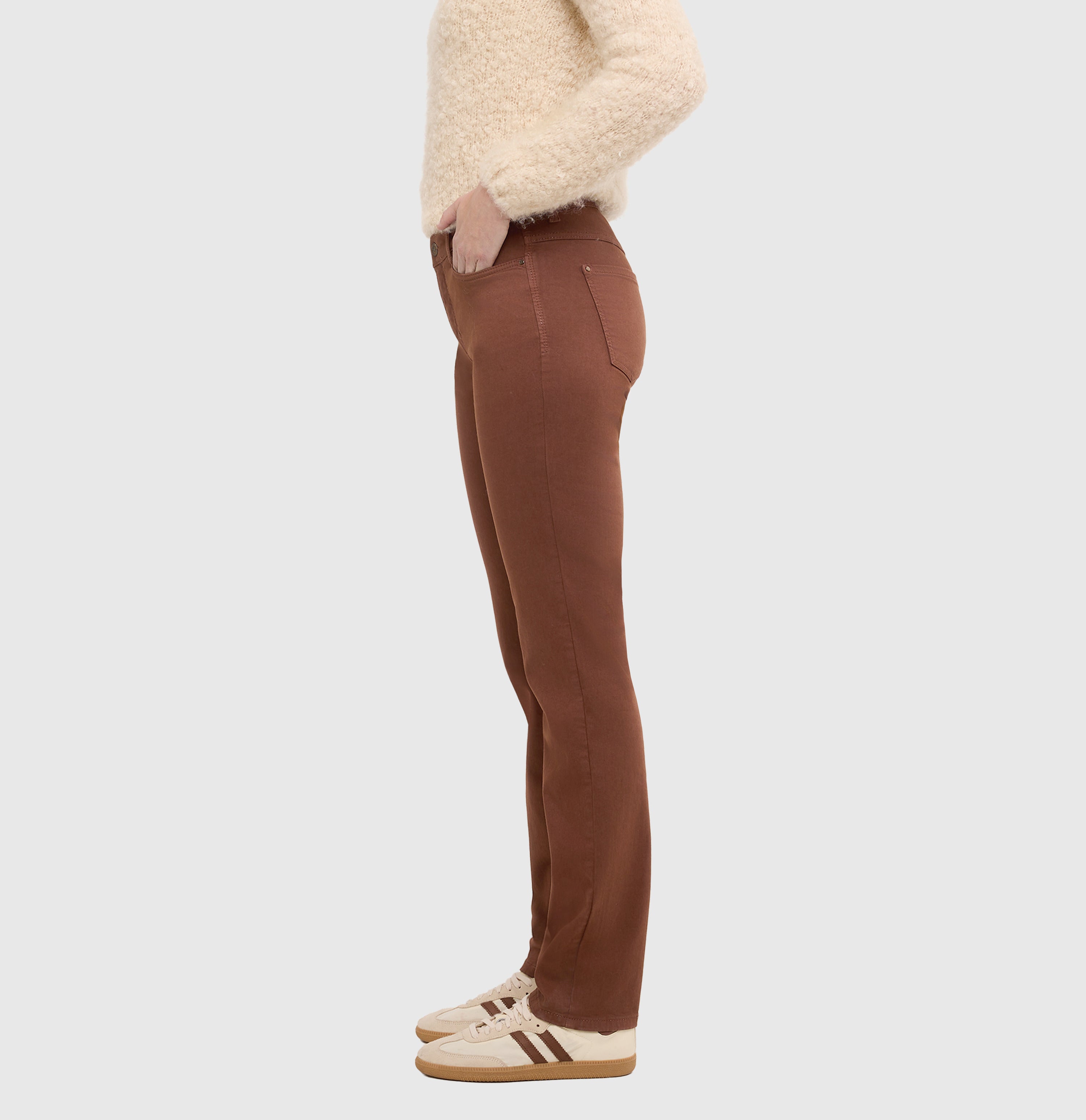 Straight fit made from hyper stretch denim. | DREAM | bison brown PPT | Side view of model