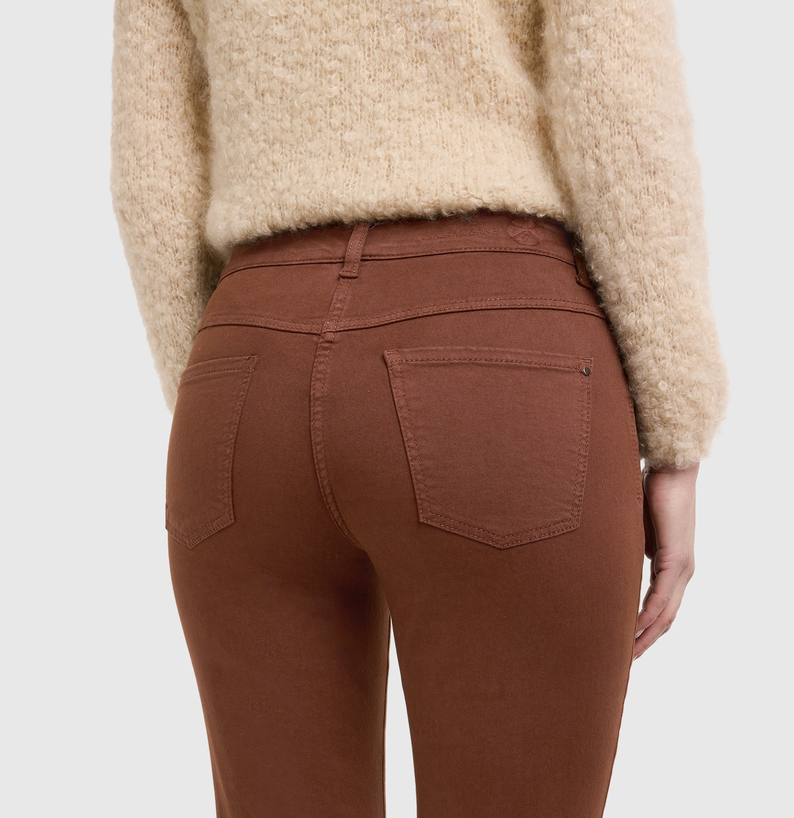Straight fit made from hyper stretch denim. | DREAM | bison brown PPT | Detailed view 2 of model