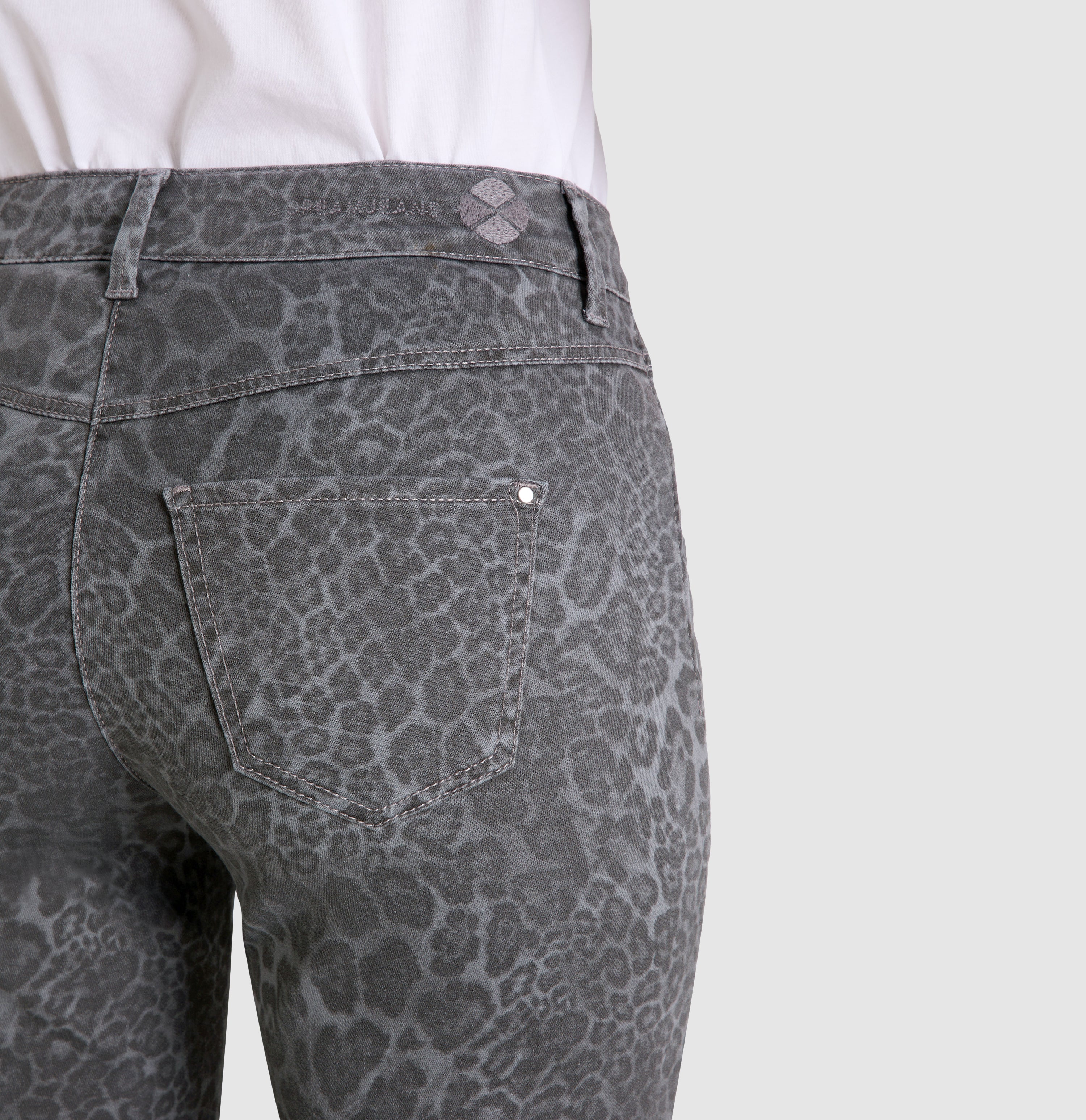 Figure-shaping hyper stretch jeans with leopard pattern. | S-NAME | S-FBBZ | Detailed view 2 of model