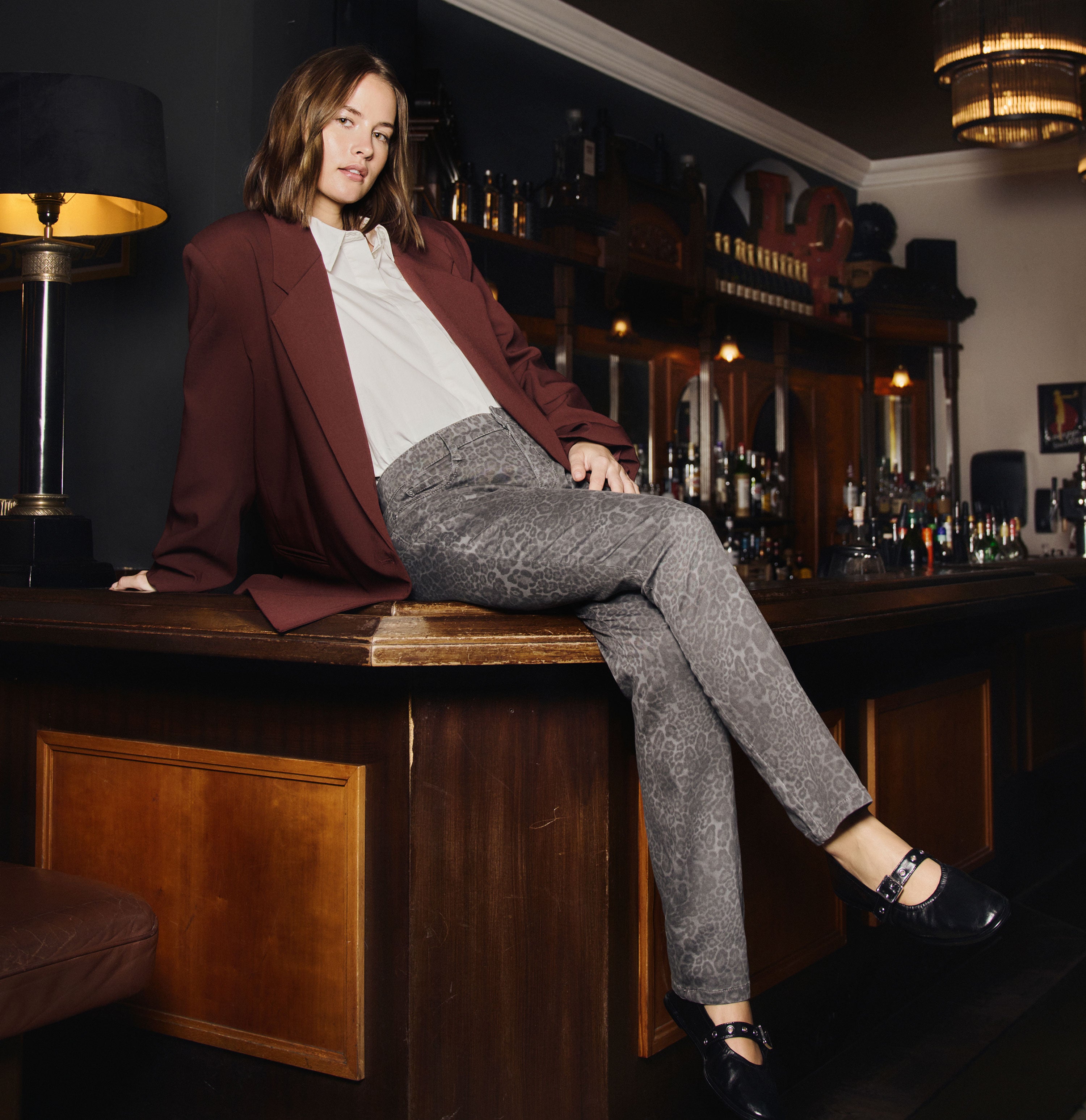 Figure-shaping hyper stretch jeans with leopard pattern. | DREAM | granite leo | Campaign image 3