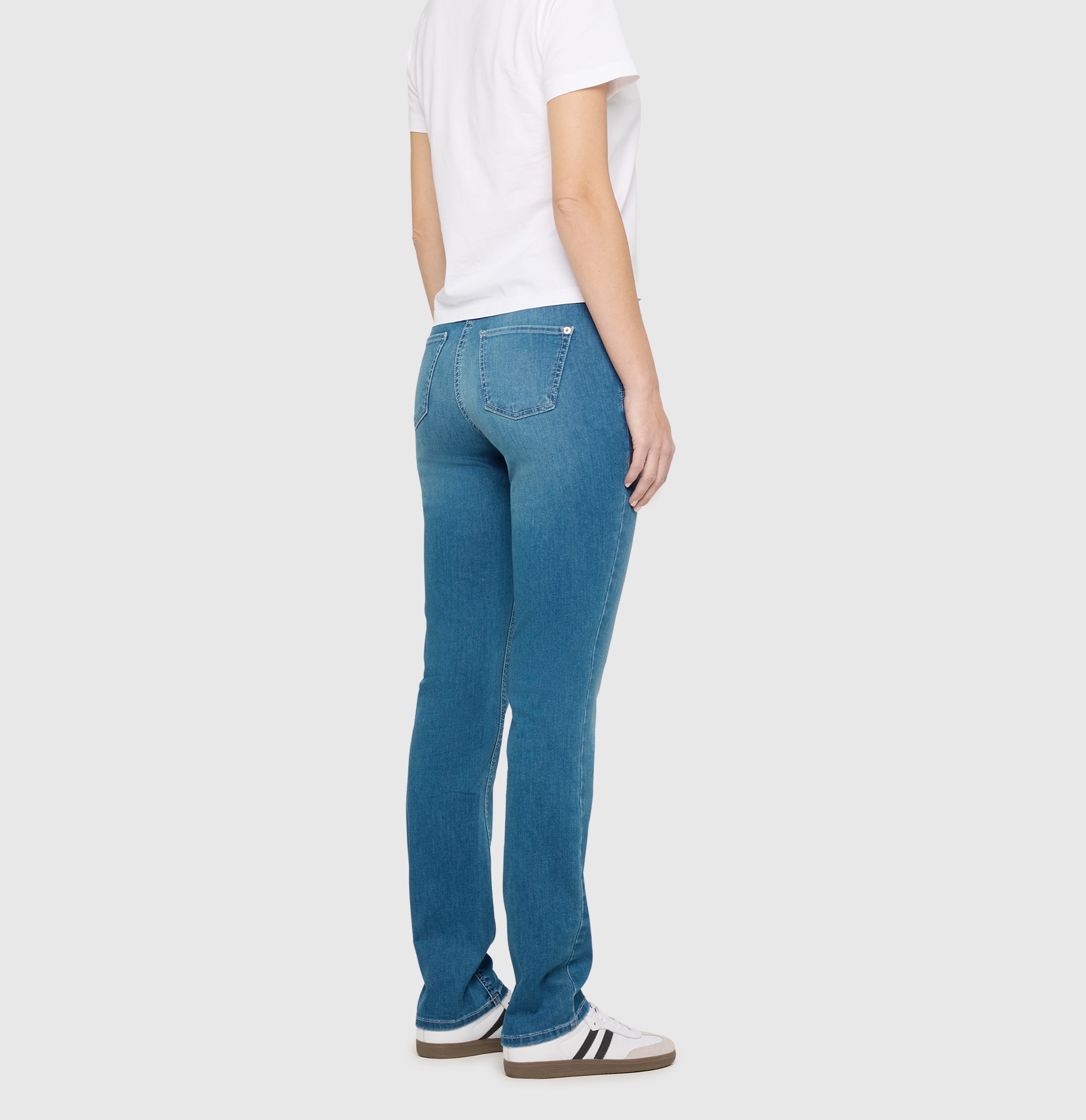 Slim fit with medium waist and maximum comfort thanks to high stretch denim with shaping effect | DREAM | summer mid blue wash | Back view of model