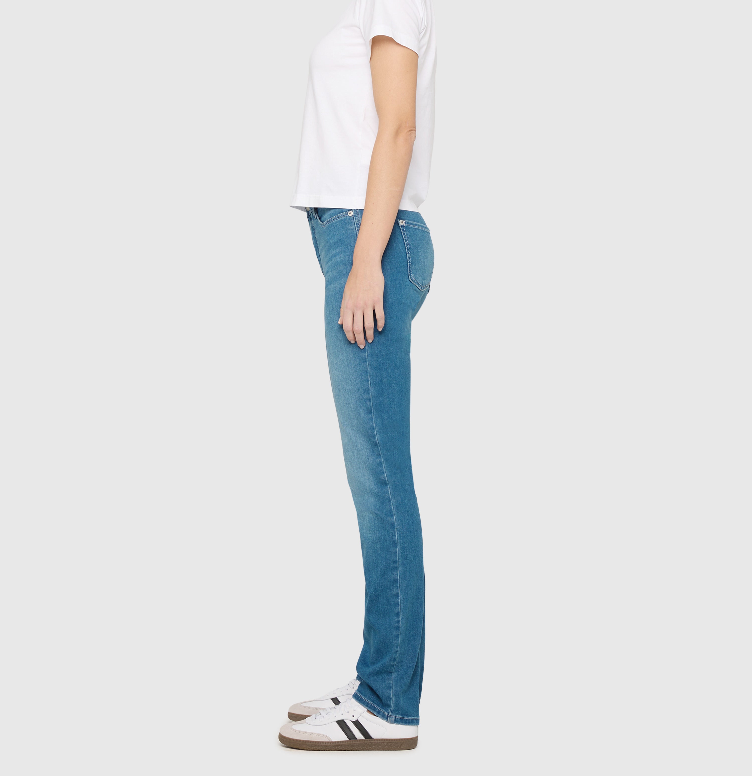 Slim fit with medium waist and maximum comfort thanks to high stretch denim with shaping effect | DREAM | summer mid blue wash | Side view of model