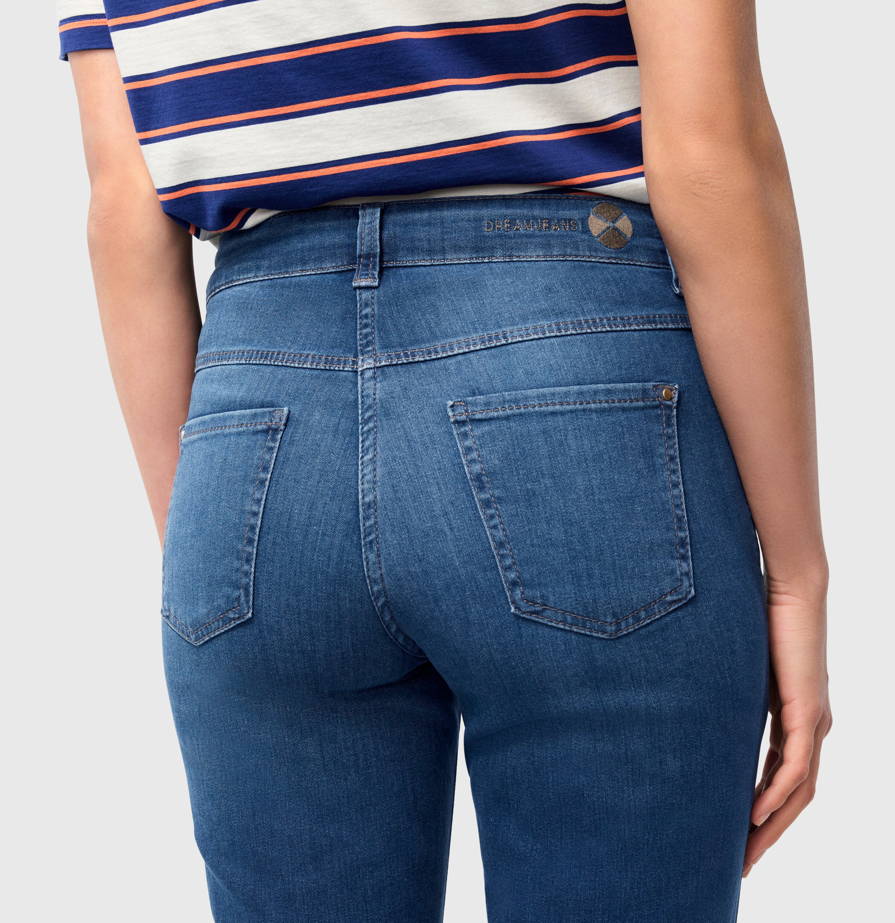 Straight fit jeans with innovative shaping effect. | DREAM | mid blue authentic wash | Detailed view 3 of model