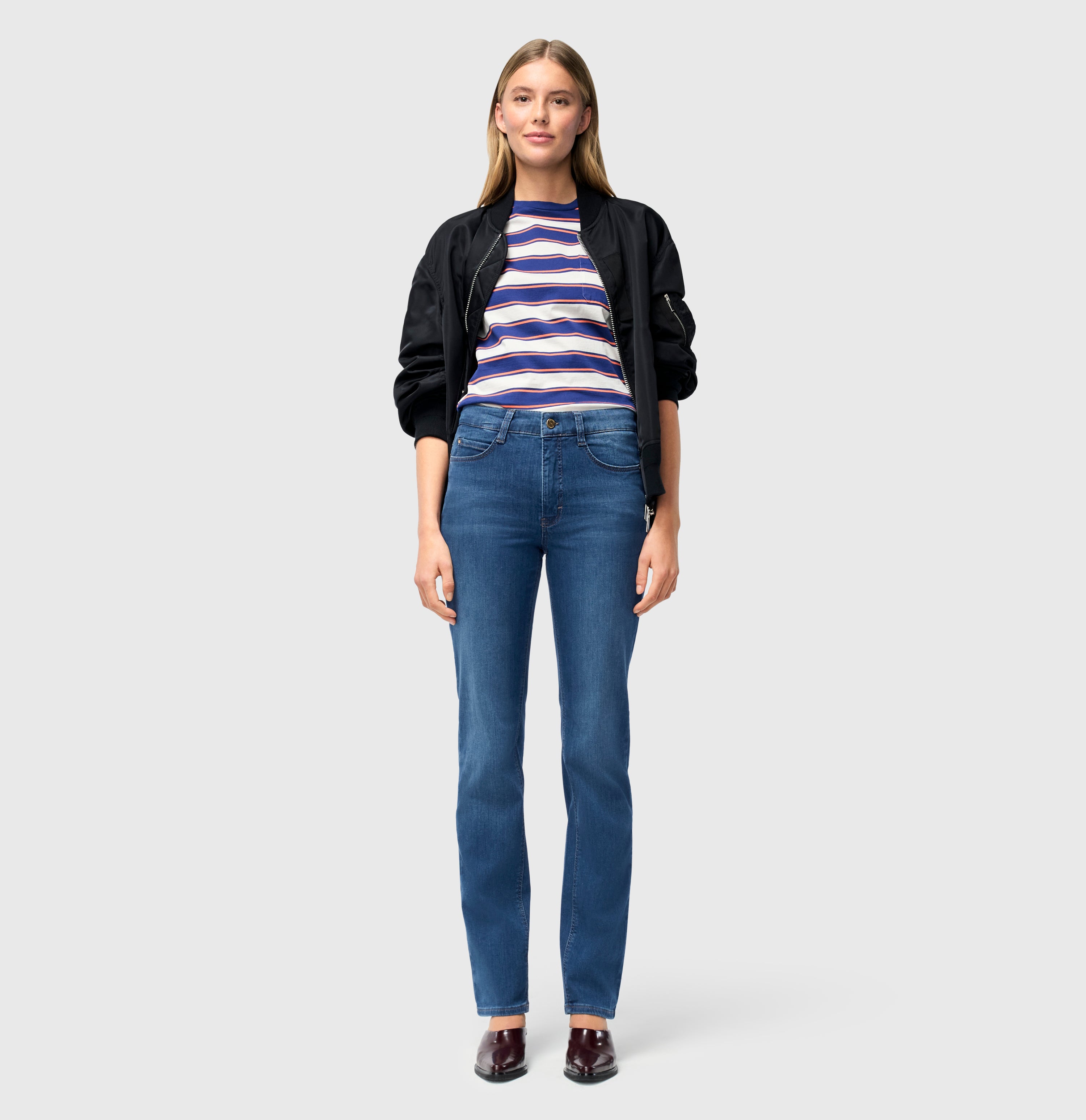 Straight fit jeans with innovative shaping effect. | DREAM | mid blue authentic wash | Full-body of model