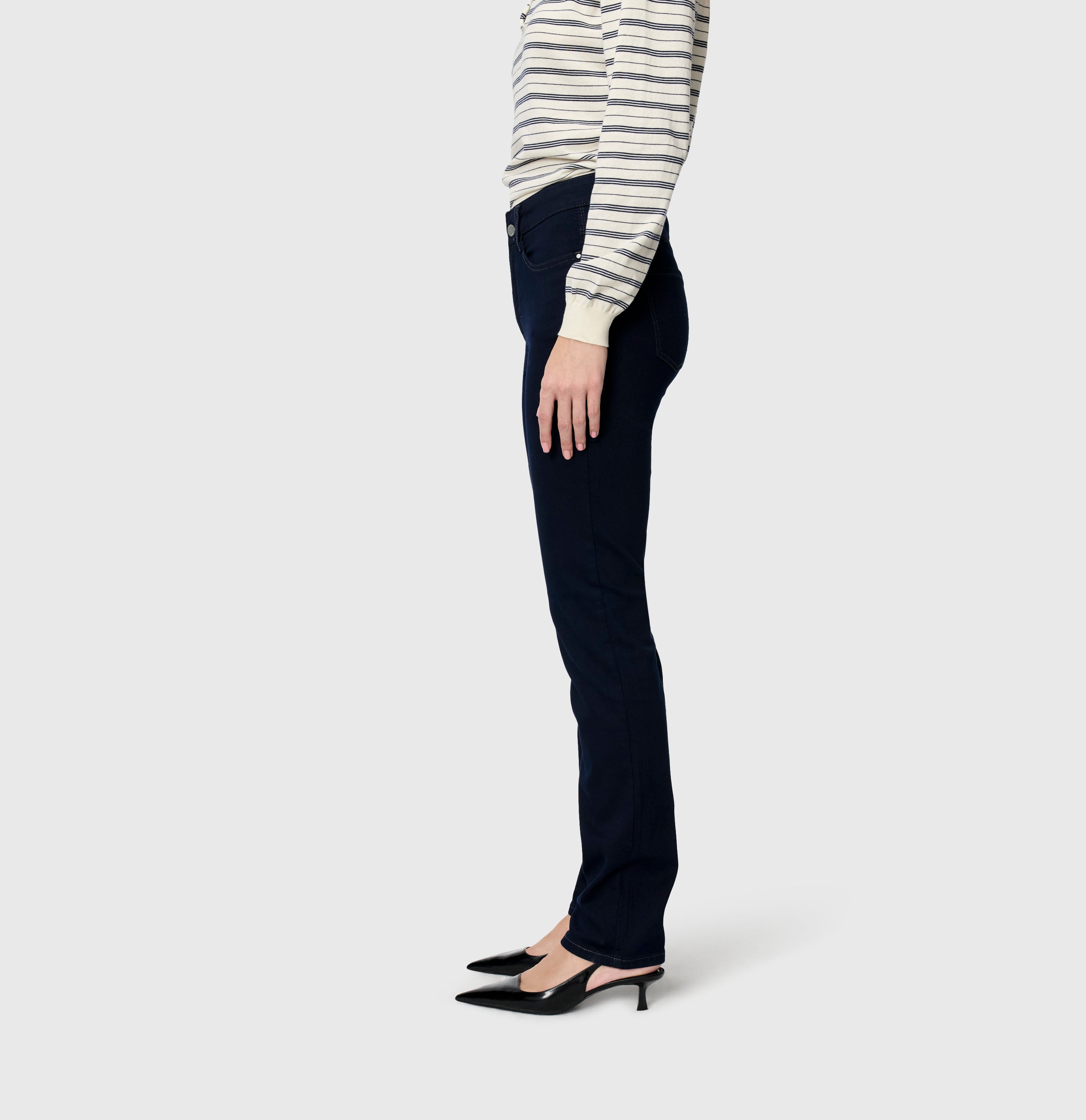 Straight jeans with innovative shaping effect. | DREAM | dark rinsewash | Side view of model