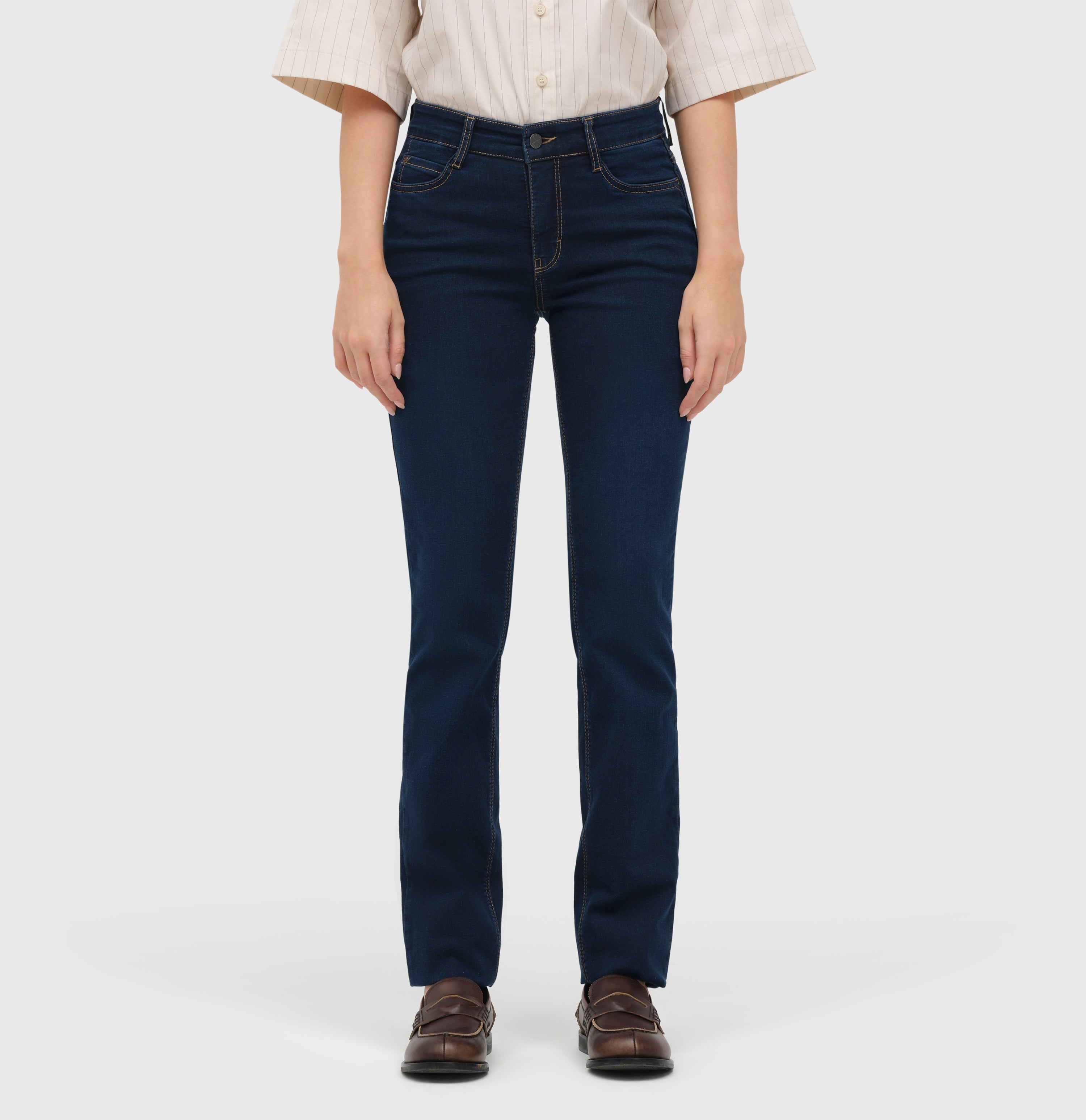 Straight fit jeans with innovative shaping effect. | S-NAME | S-FBBZ | Side view of model