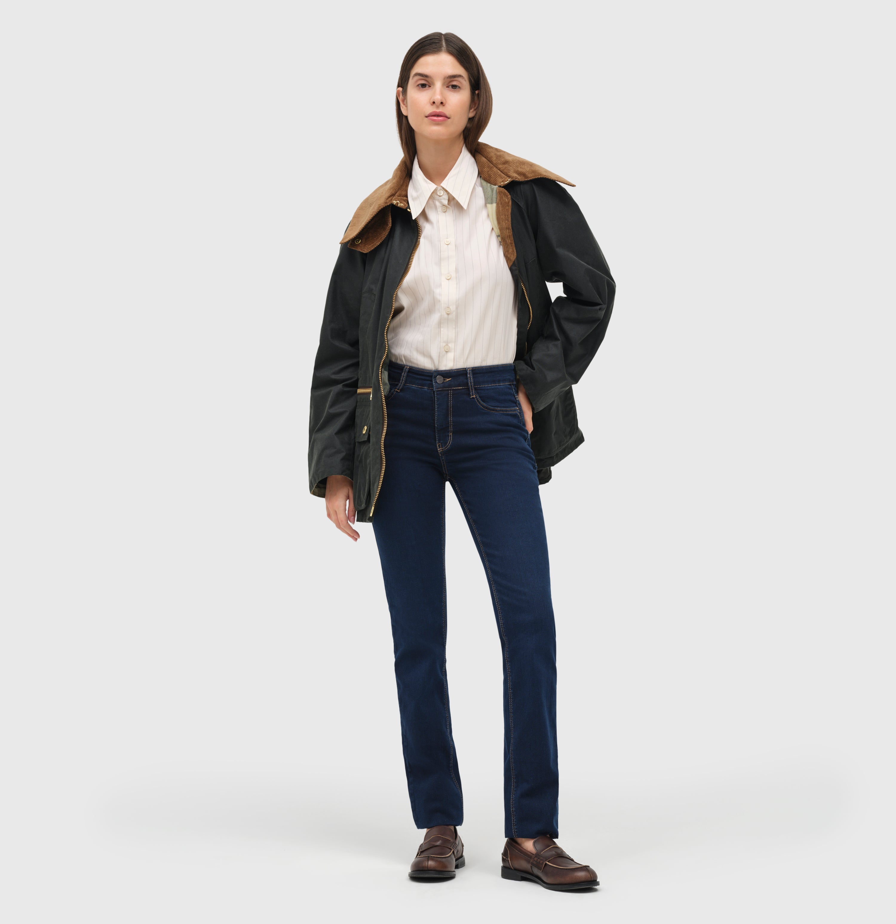 Straight fit jeans with innovative shaping effect. | S-NAME | S-FBBZ | Full-body of model