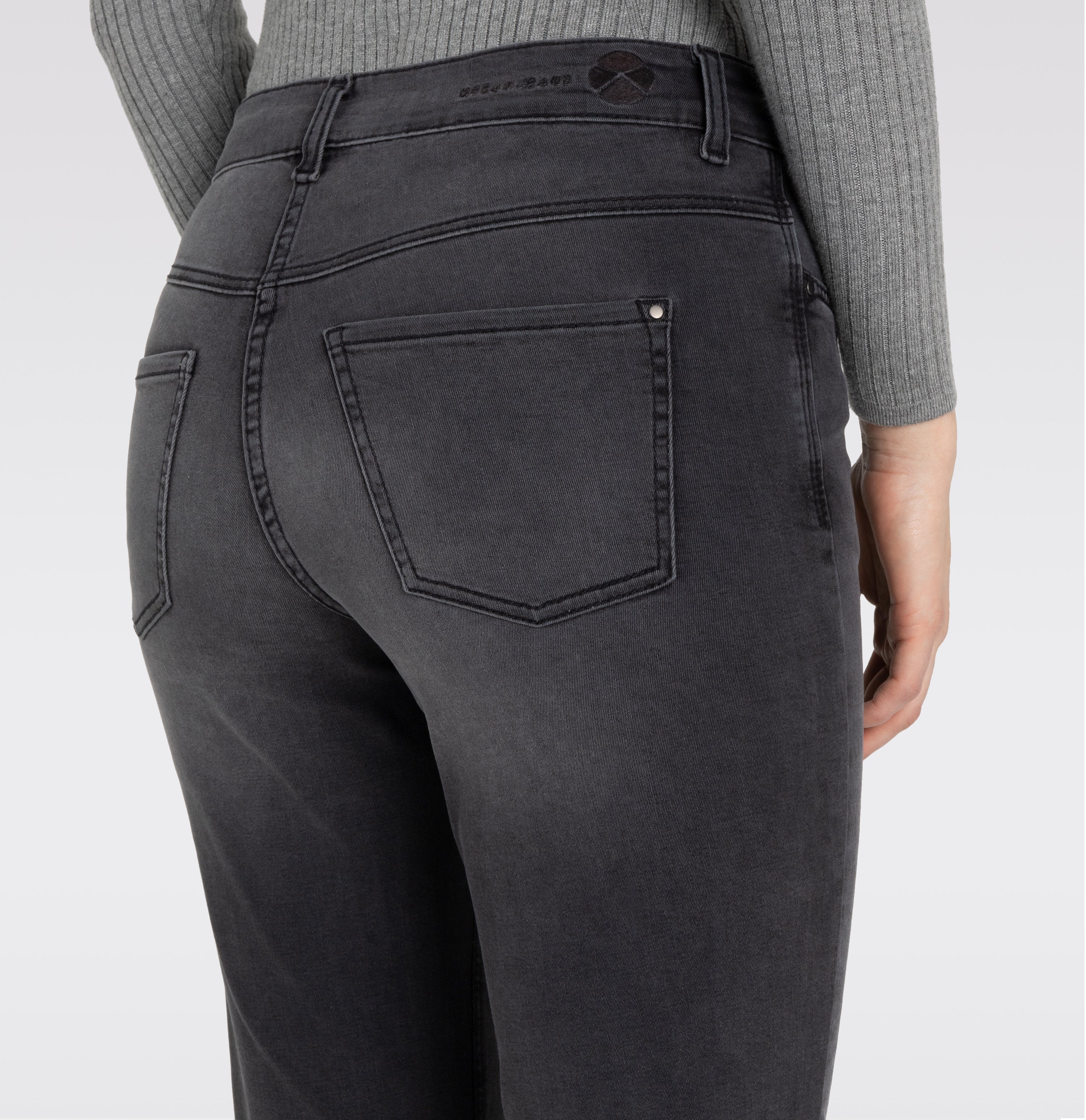 Straight fit jeans with innovative shaping effect. | S-NAME | S-FBBZ | Detailed view 2 of model