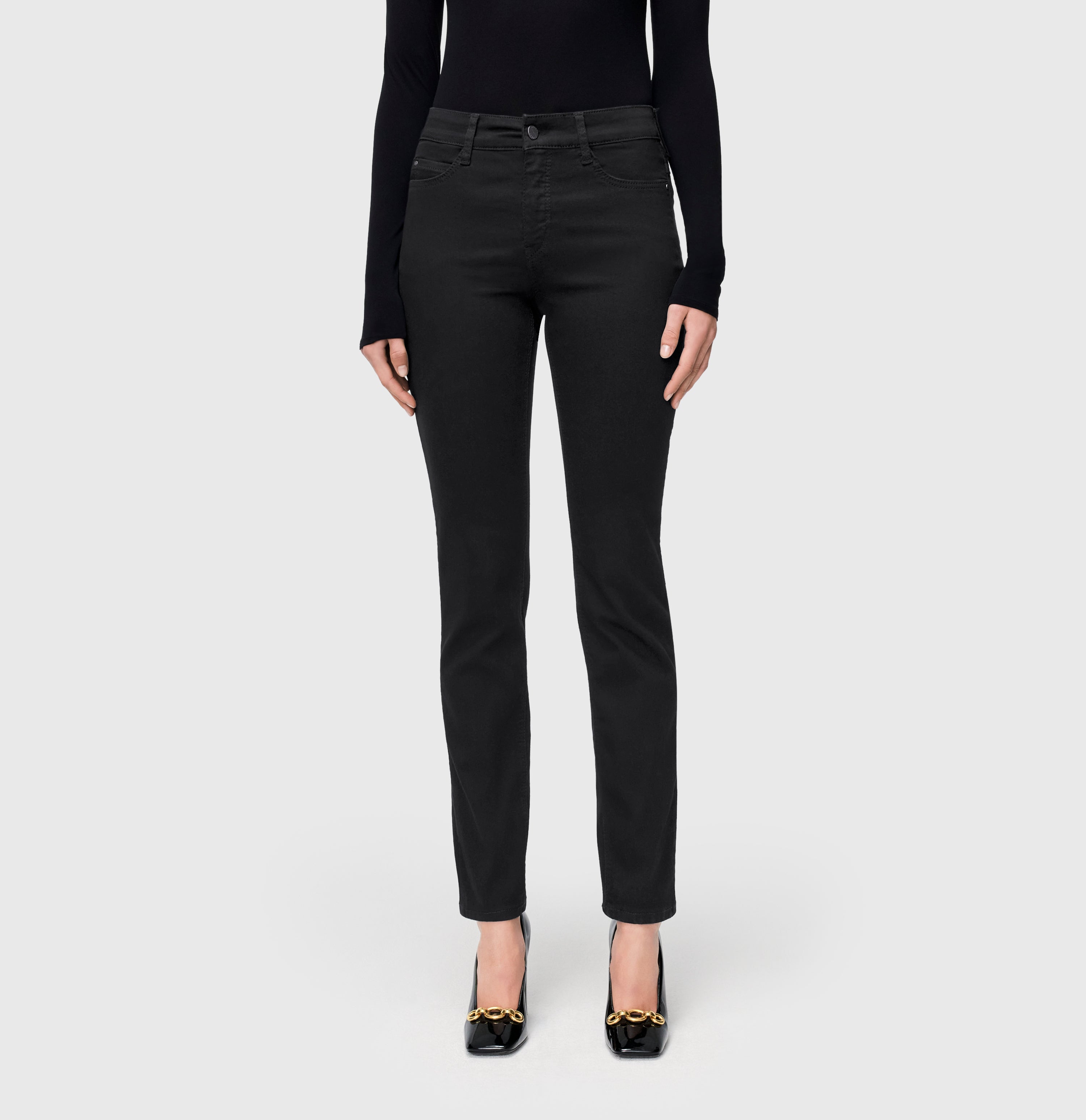 Straight jeans with innovative shaping effect. | S-NAME | S-FBBZ | Side view of model