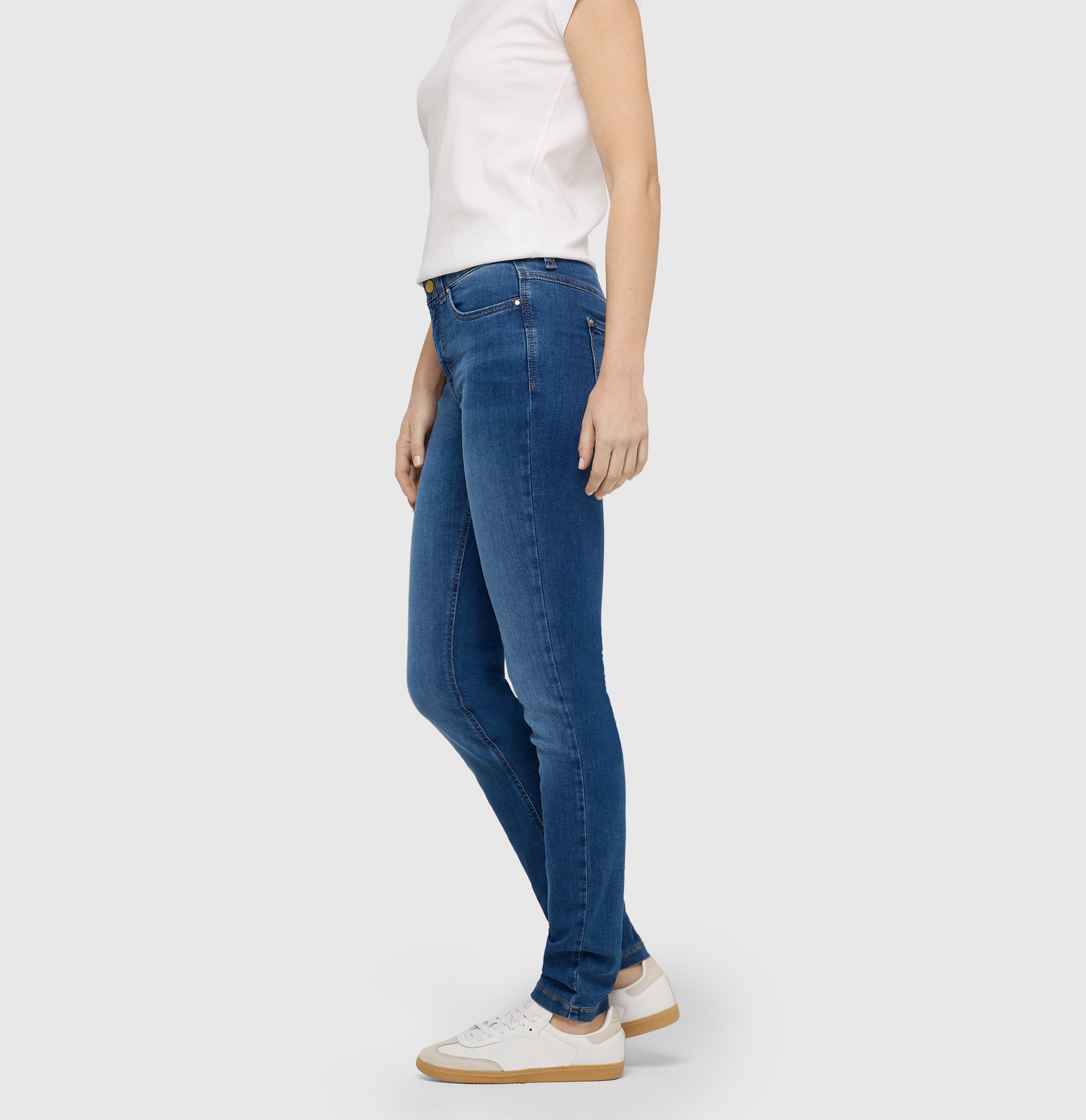 Skinny jeans with shaping effect. | DREAM SKINNY | mid blue authentic wash | Side view of model