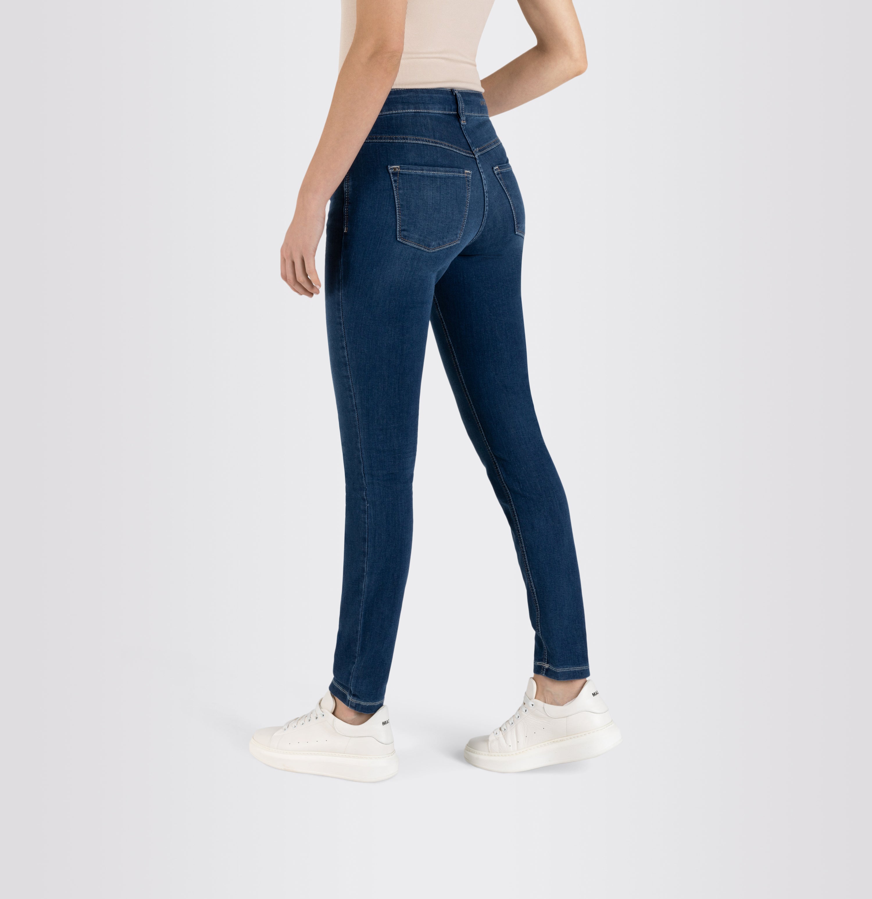 Comfortable skinny jeans with shaping effect. | S-NAME | S-FBBZ | Detailed view 4 of model