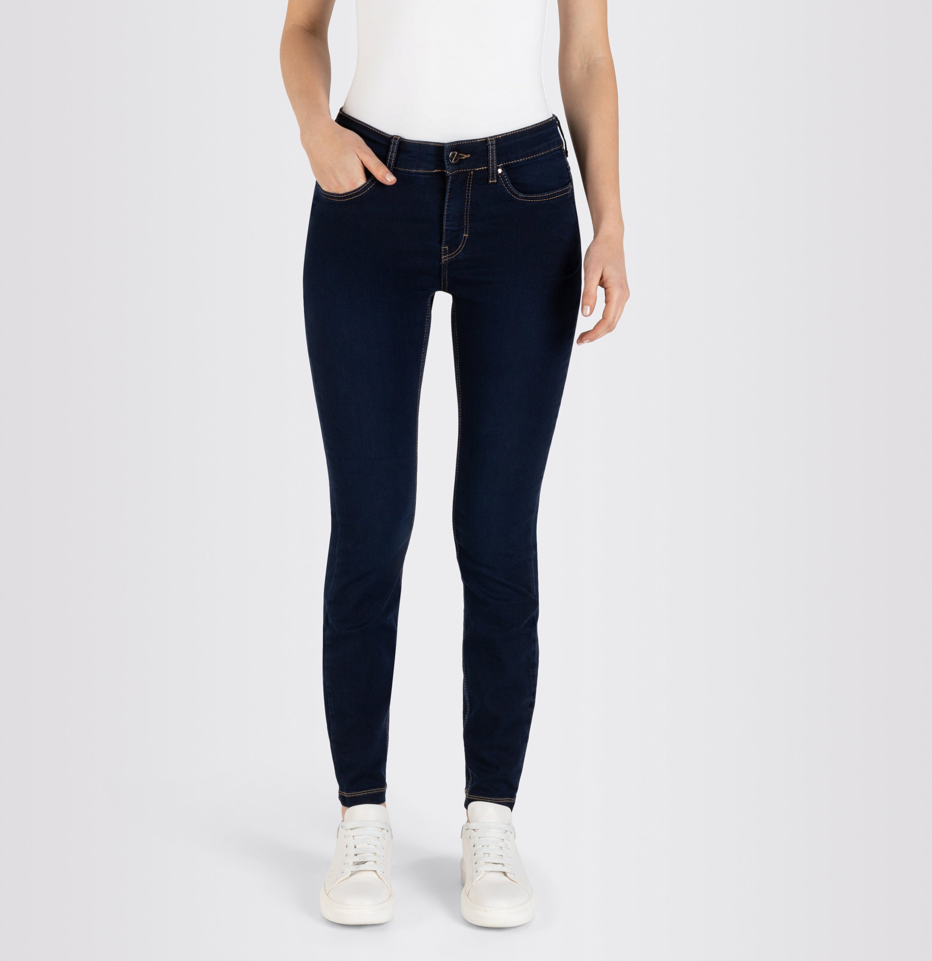 Comfortable skinny jeans with shaping effect. | DREAM SKINNY | dark washed | Front view of model