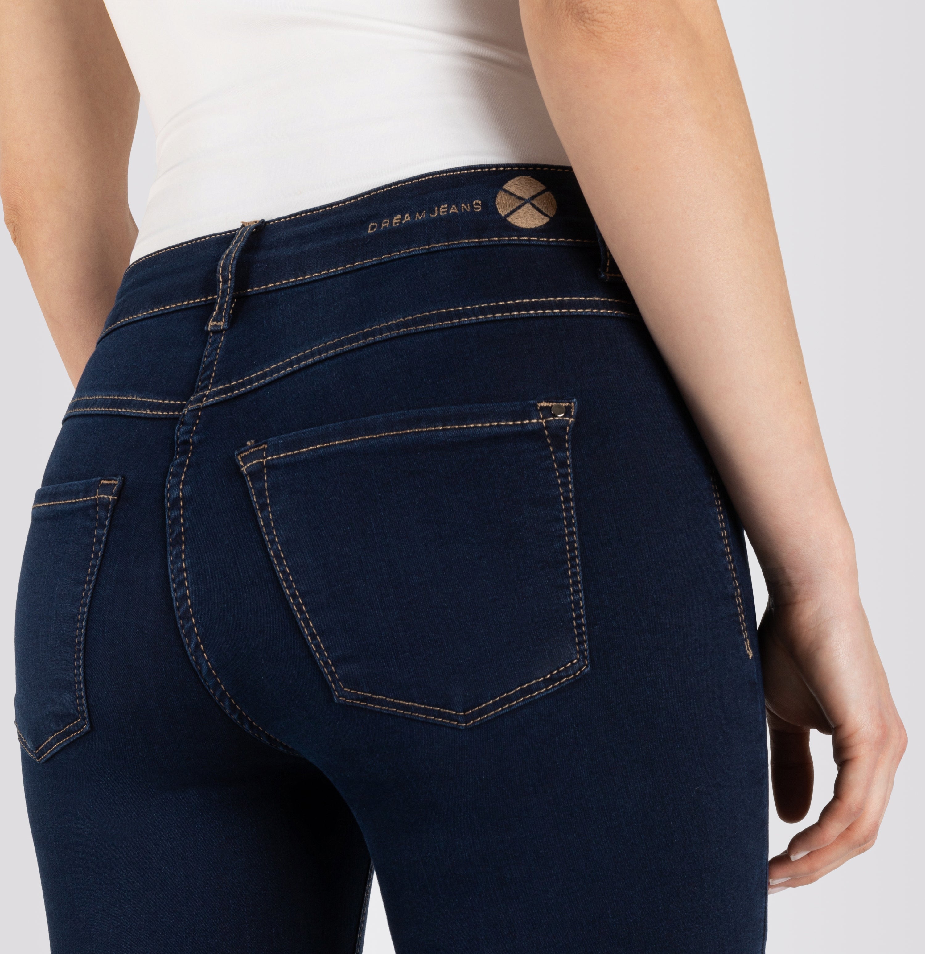 Comfortable skinny jeans with shaping effect. | S-NAME | S-FBBZ | Side view of model