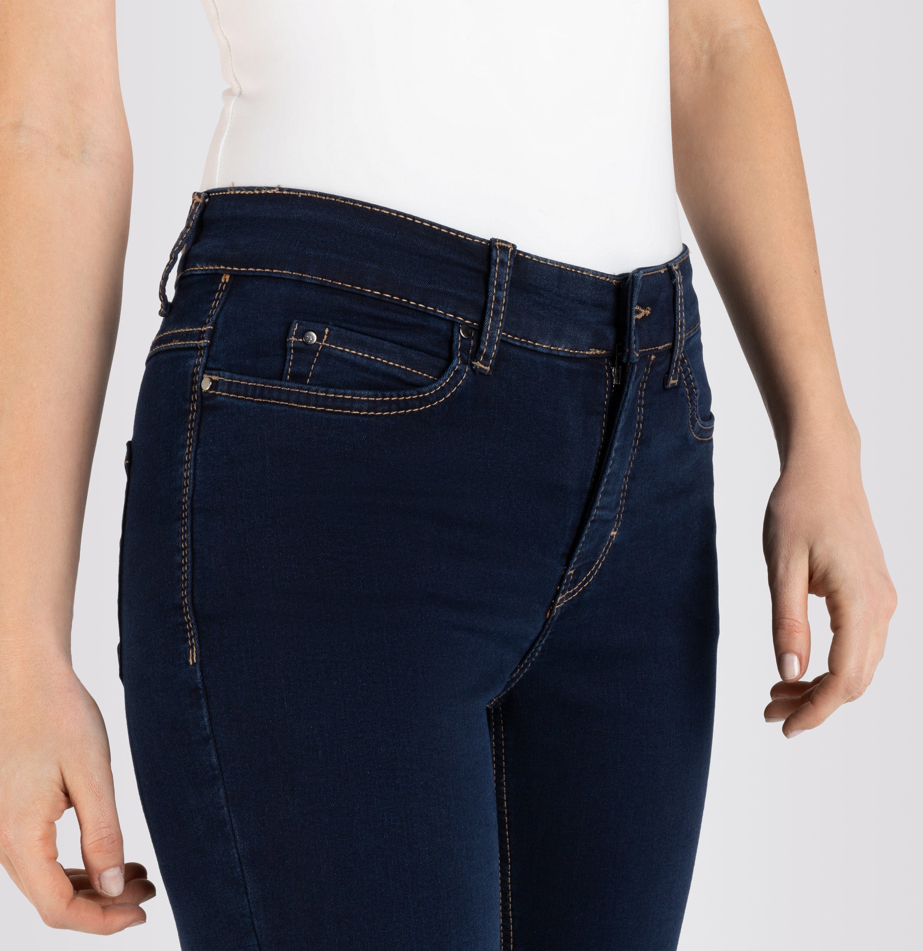 Comfortable skinny jeans with shaping effect. | S-NAME | S-FBBZ | Detailed view 2 of model