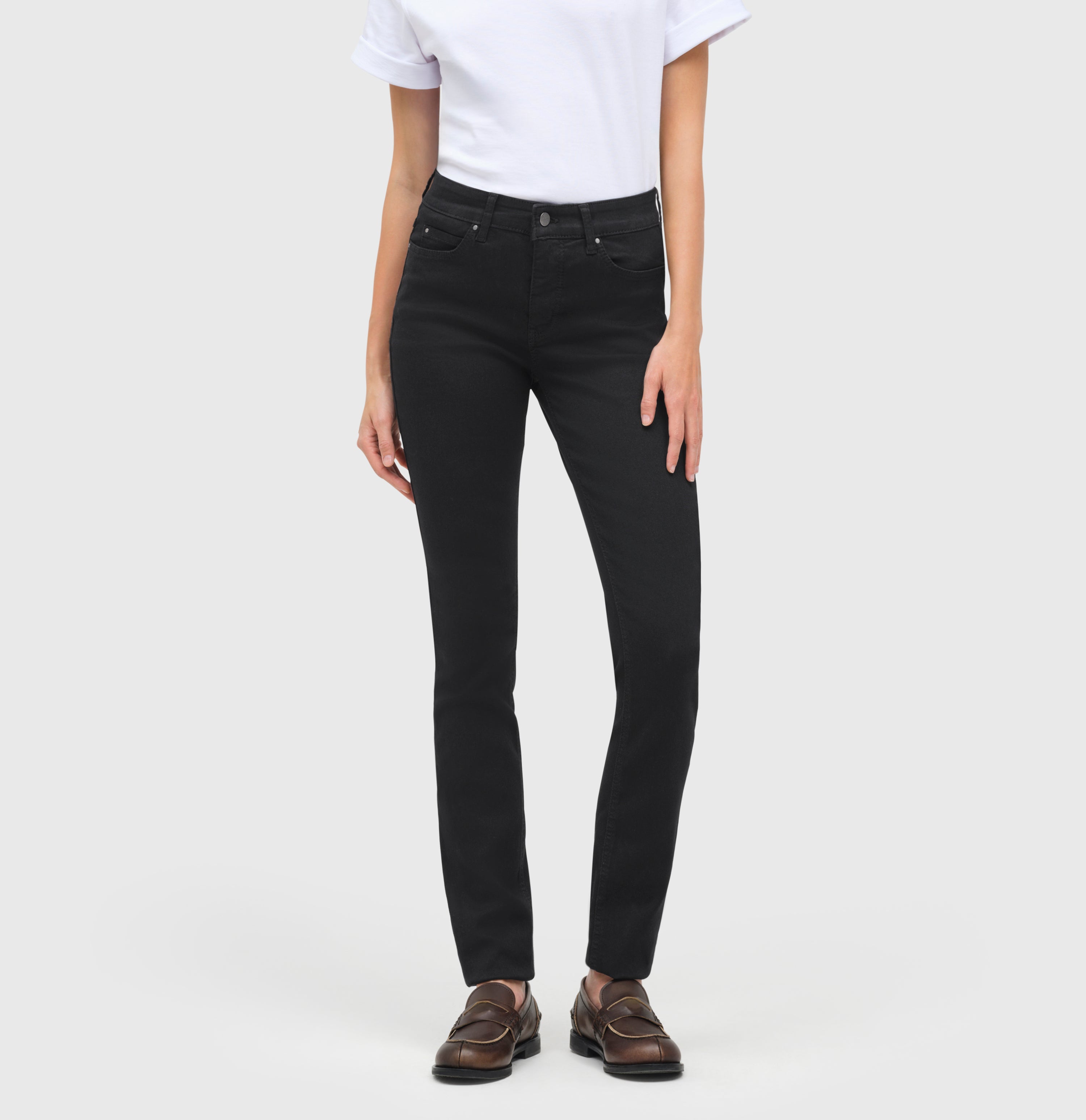 Comfortable skinny jeans with shaping effect. | S-NAME | S-FBBZ | Side view of model