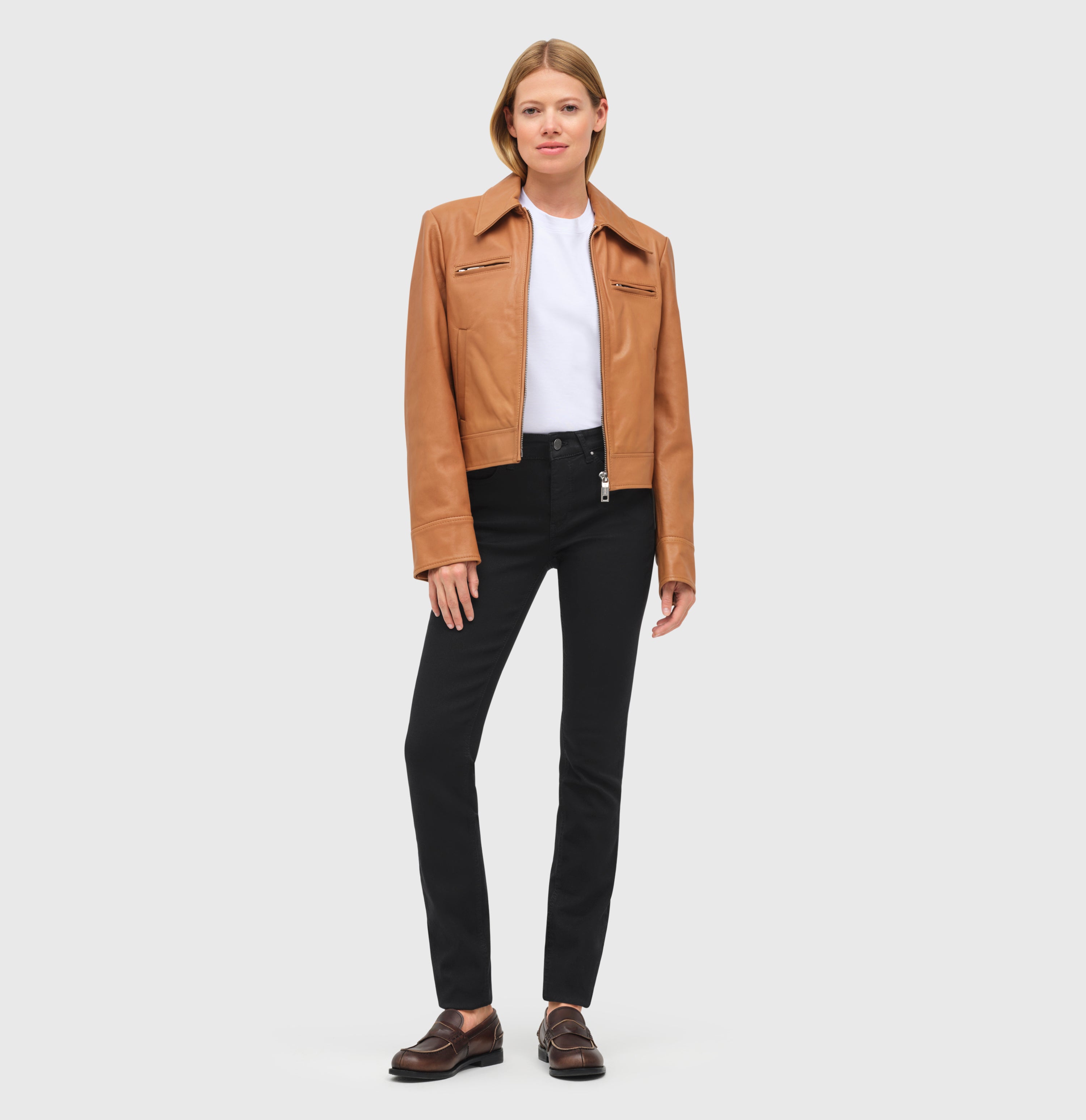 Comfortable skinny jeans with shaping effect. | S-NAME | S-FBBZ | Full-body of model