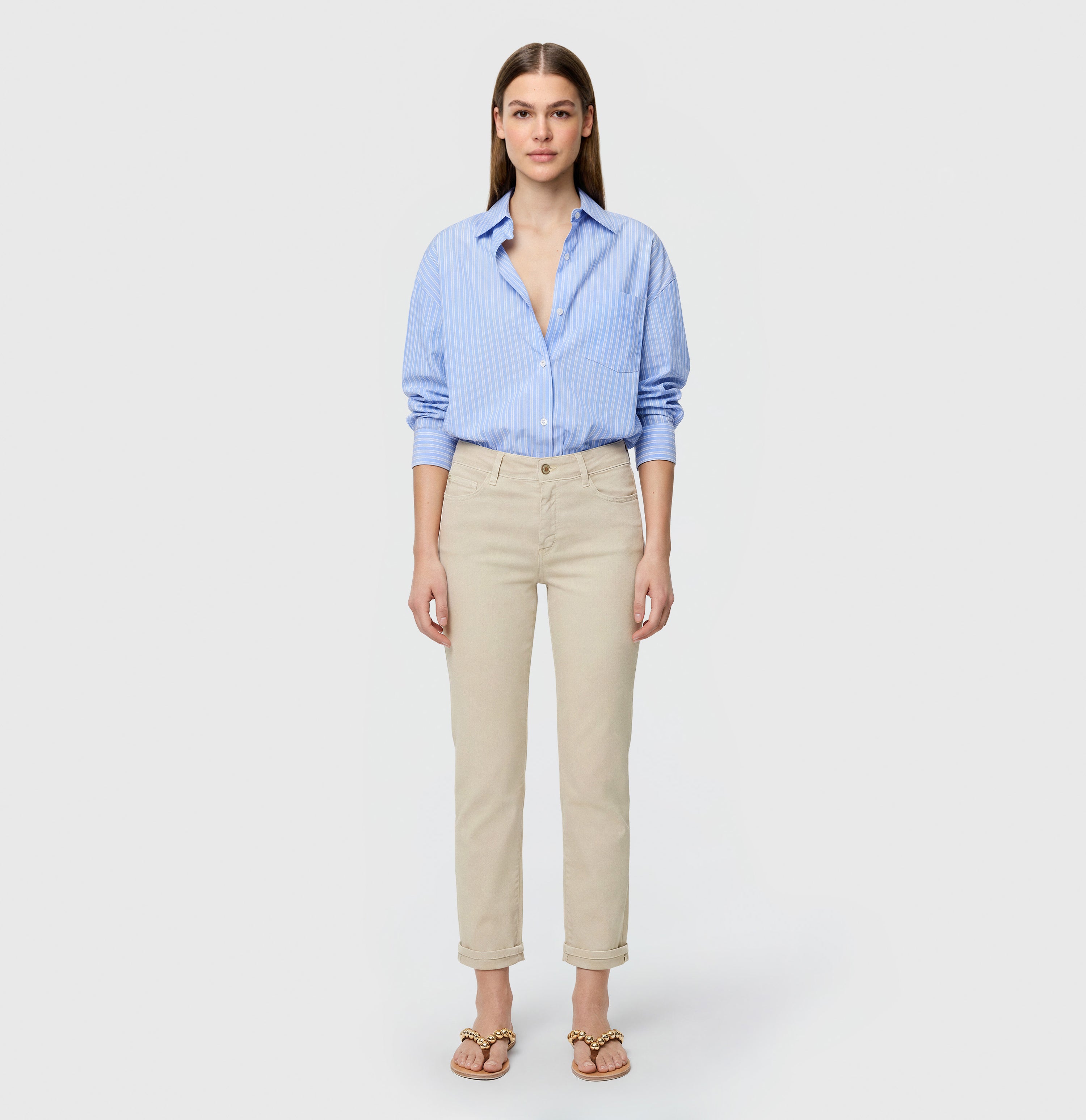 Shaping straight-leg jeans with modal. | DREAM cropped | smoothly beige | Full-body of model