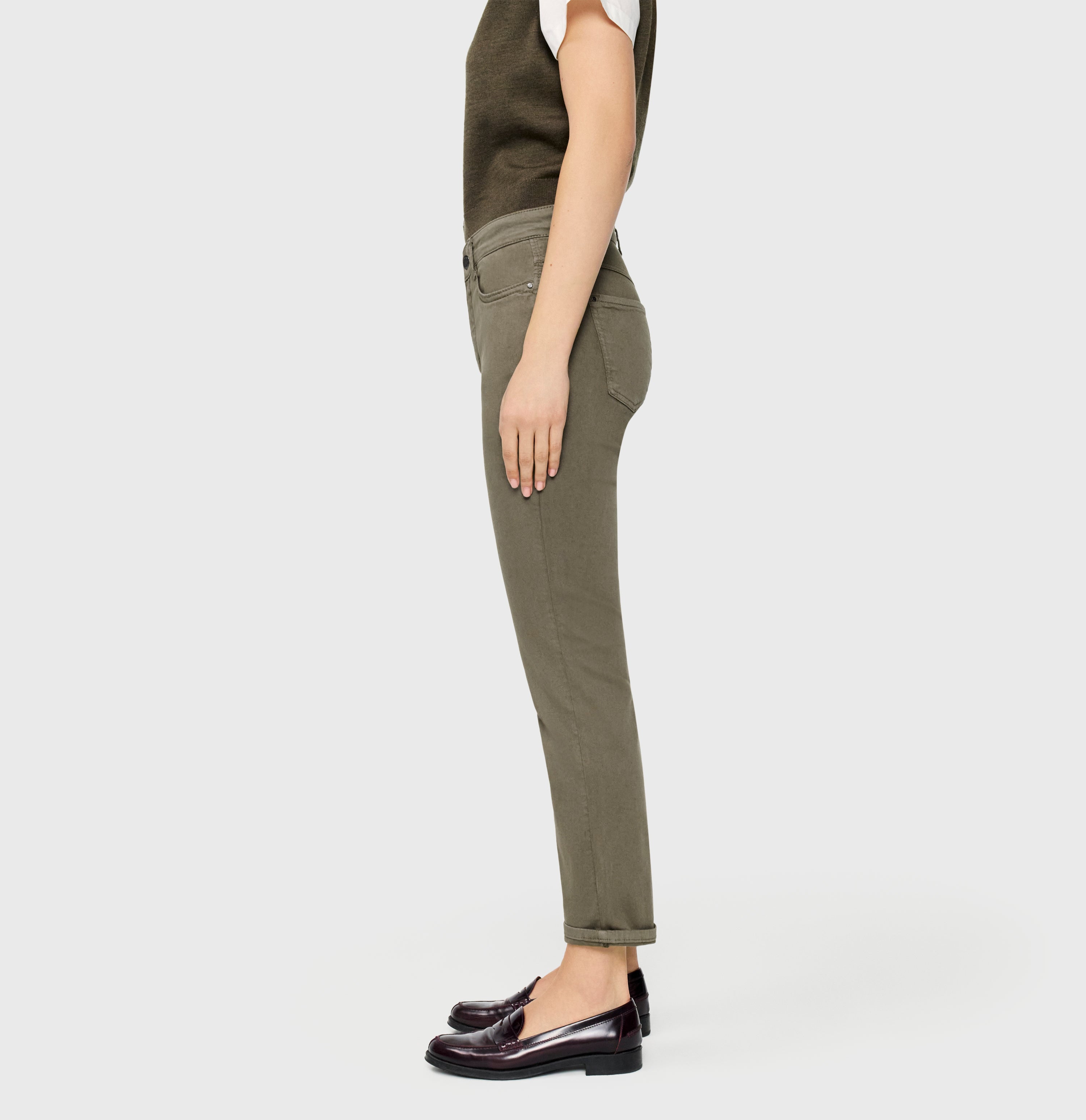 Straight hyper stretch jeans with turn-up. | DREAM cropped | olive night PPT | Side view of model