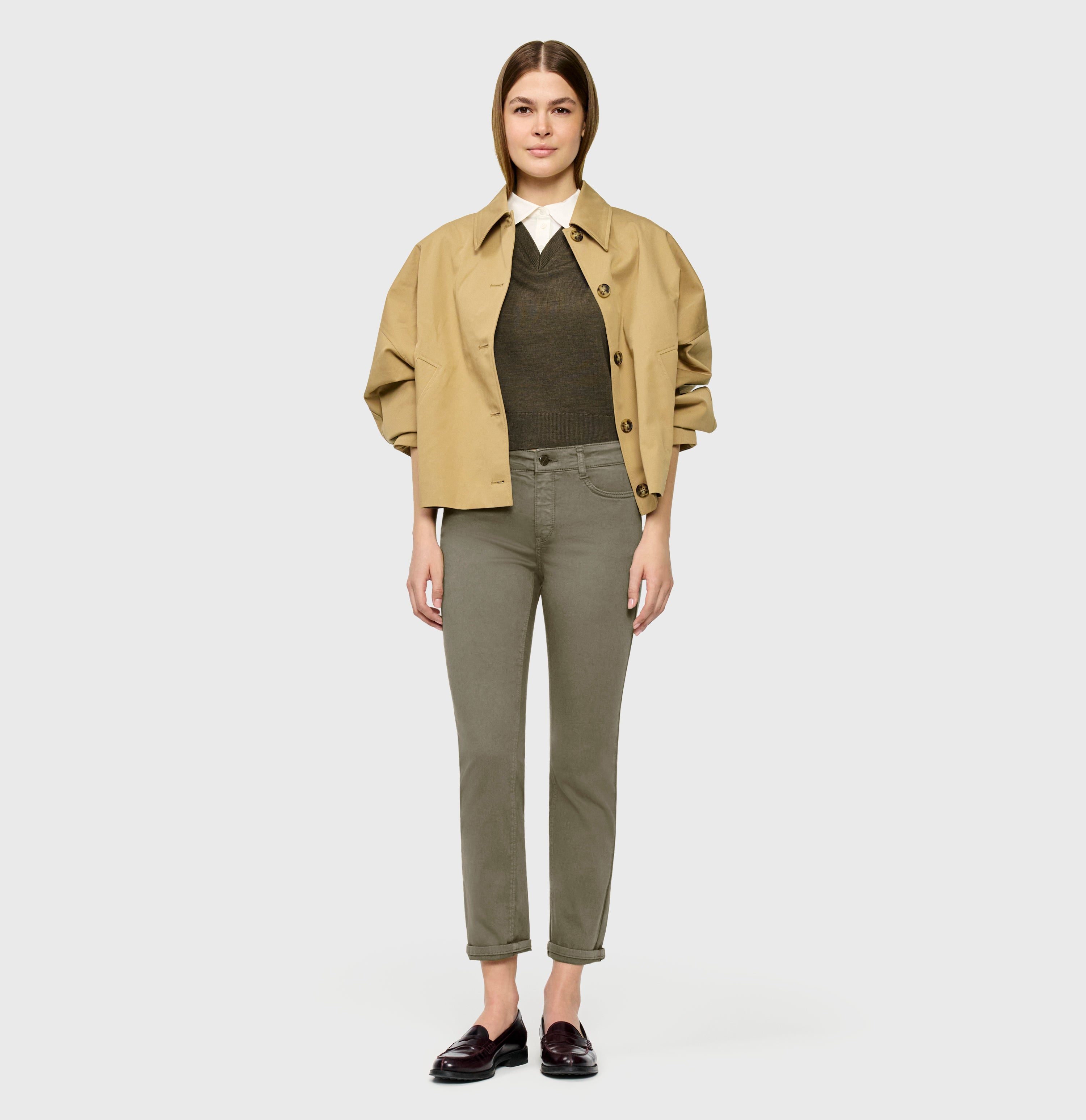 Straight hyper stretch jeans with turn-up. | DREAM cropped | olive night PPT | Full-body of model