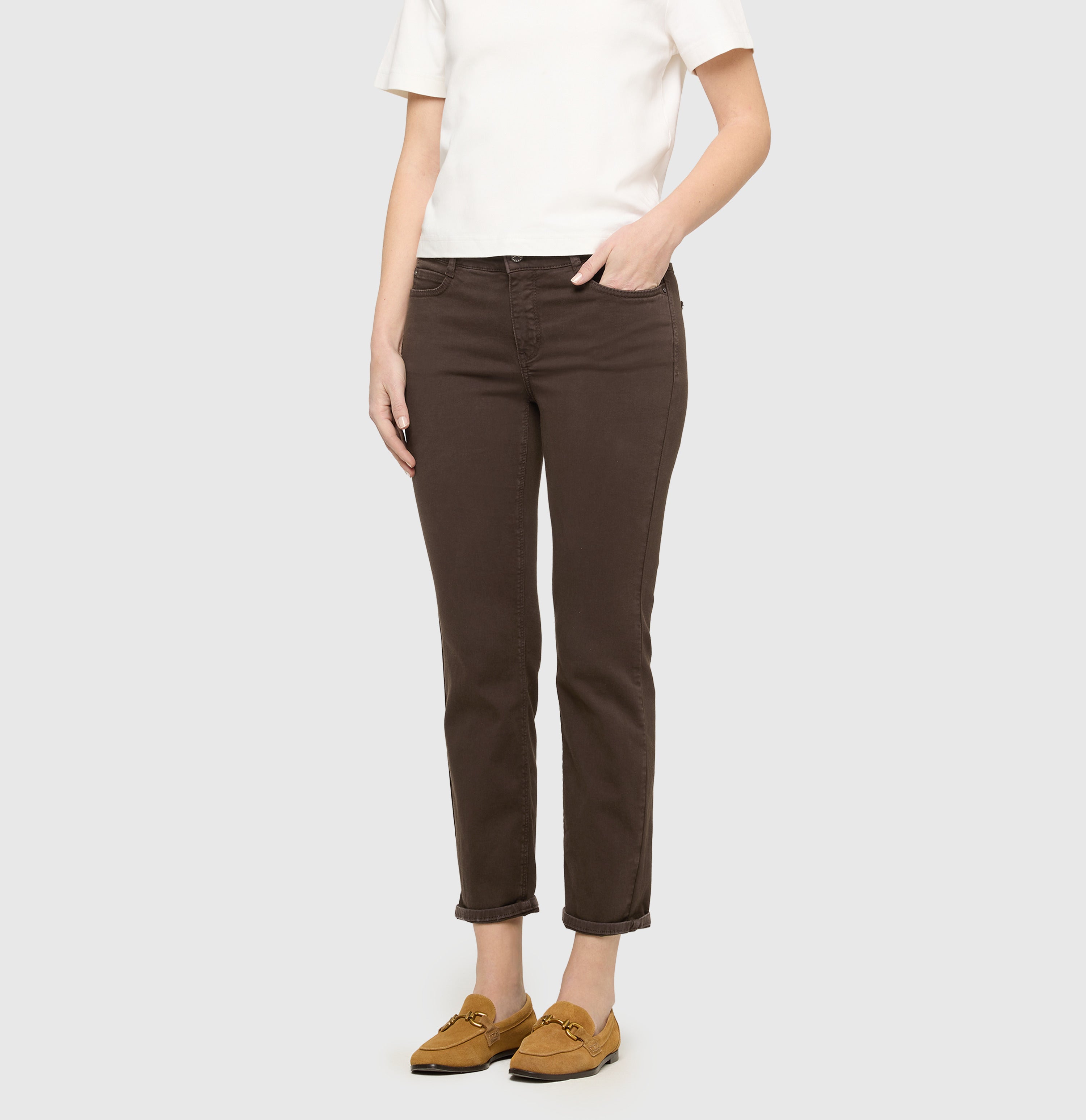 Straight hyper stretch jeans with turn-up. | DREAM cropped | deep brown PPT | Front view of model