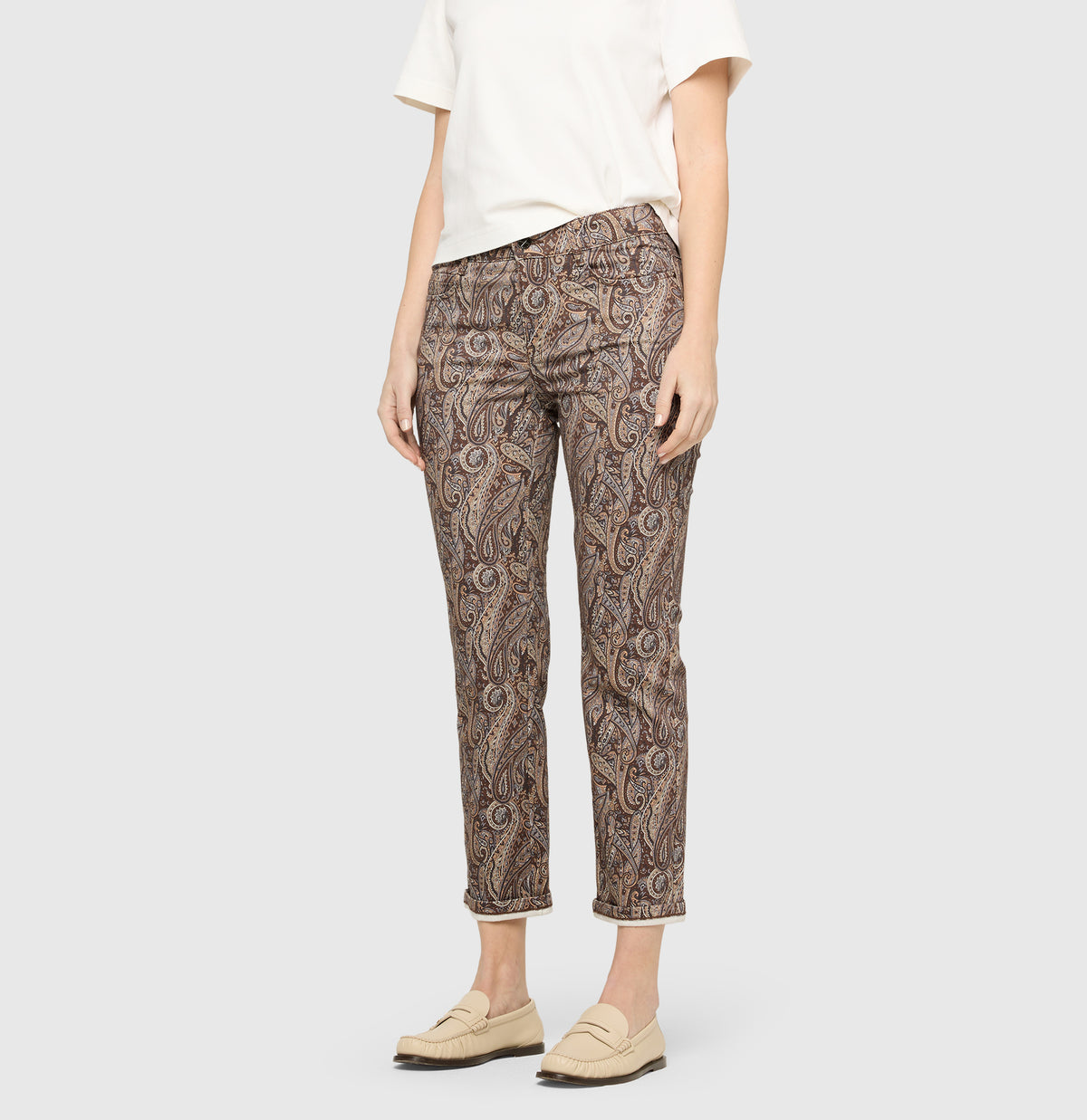 Cropped, straight jeans with paisley pattern. | DREAM cropped | bleached apricot printed | Front view of model