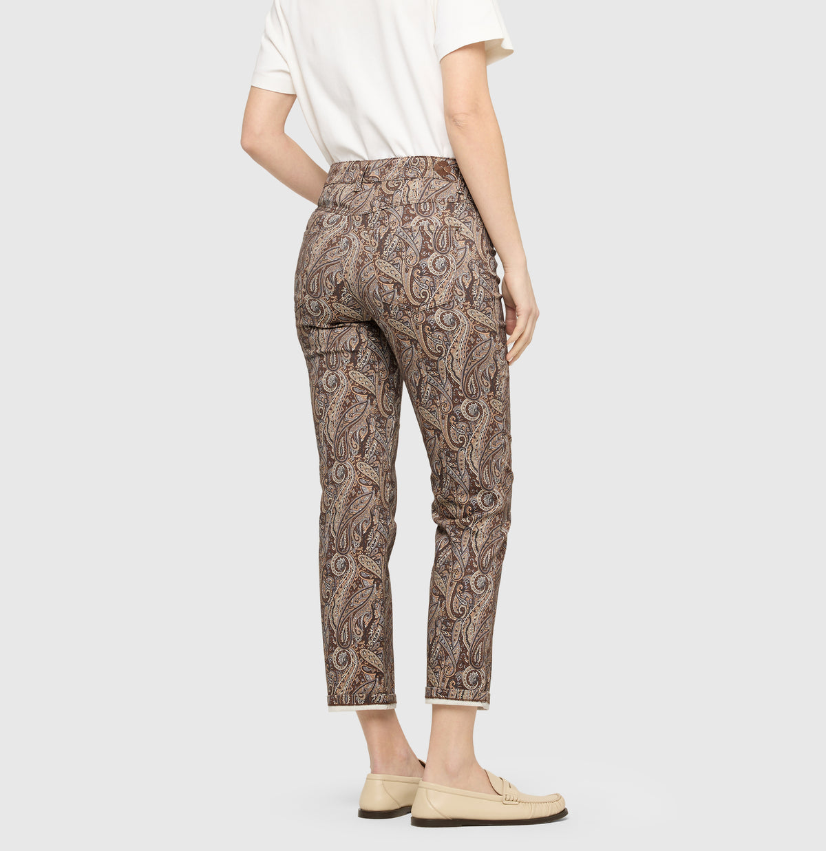 Cropped, straight jeans with paisley pattern. | DREAM cropped | bleached apricot printed | Back view of model
