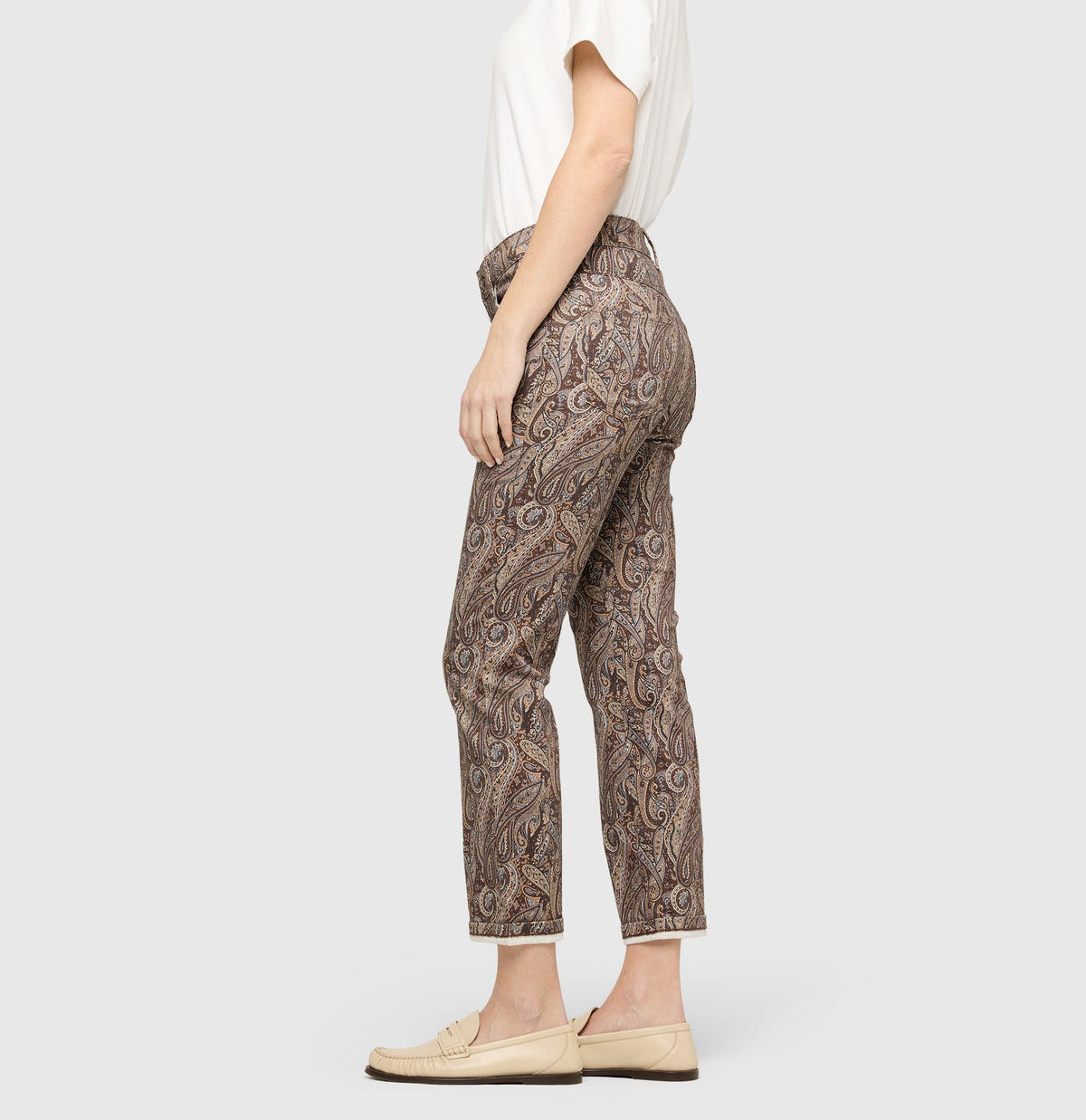 Cropped, straight jeans with paisley pattern. | DREAM cropped | bleached apricot printed | Side view of model