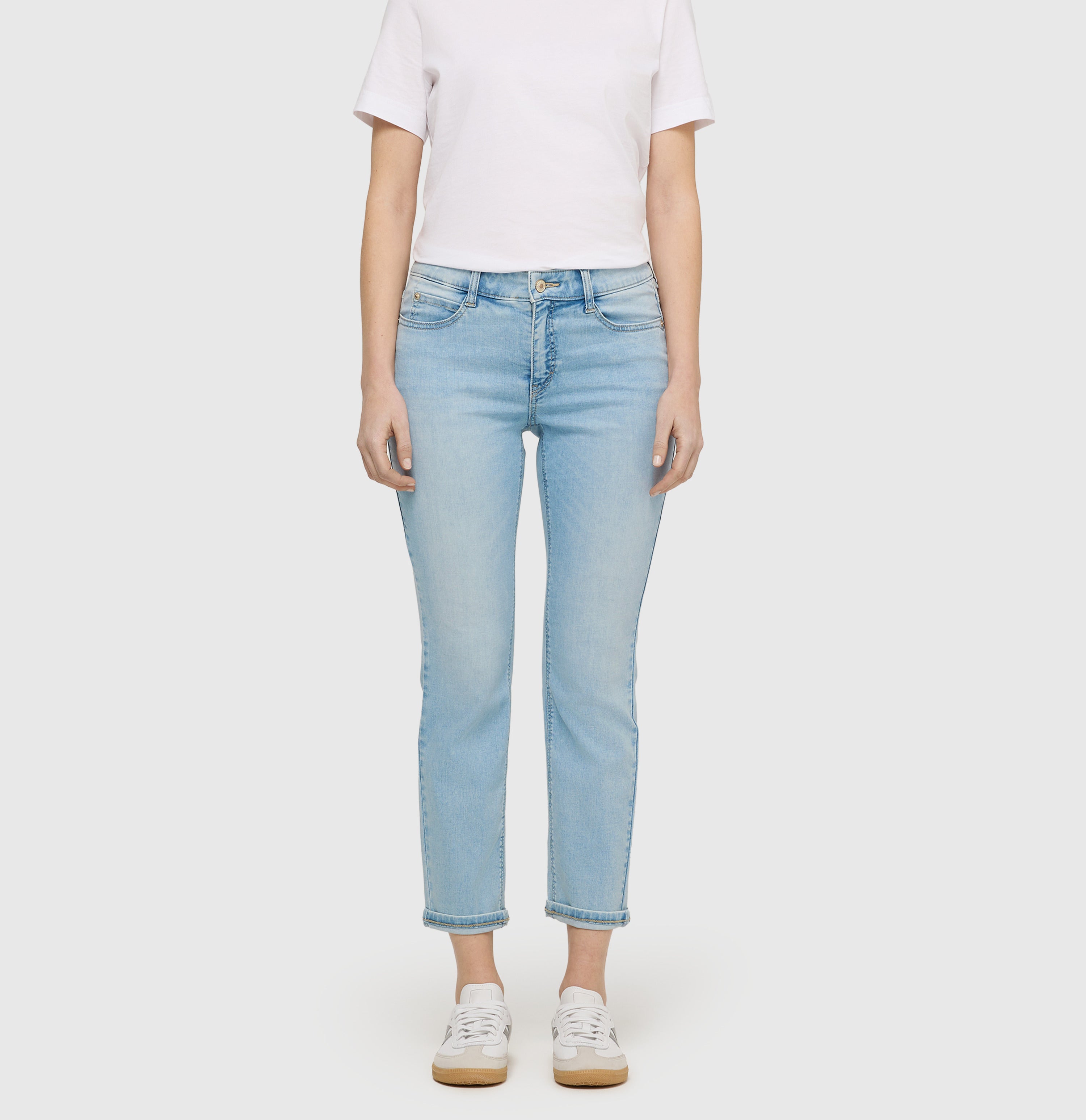 Figure-shaping, straight jeans with turn-up. | DREAM cropped | light azure blue | Front view of model