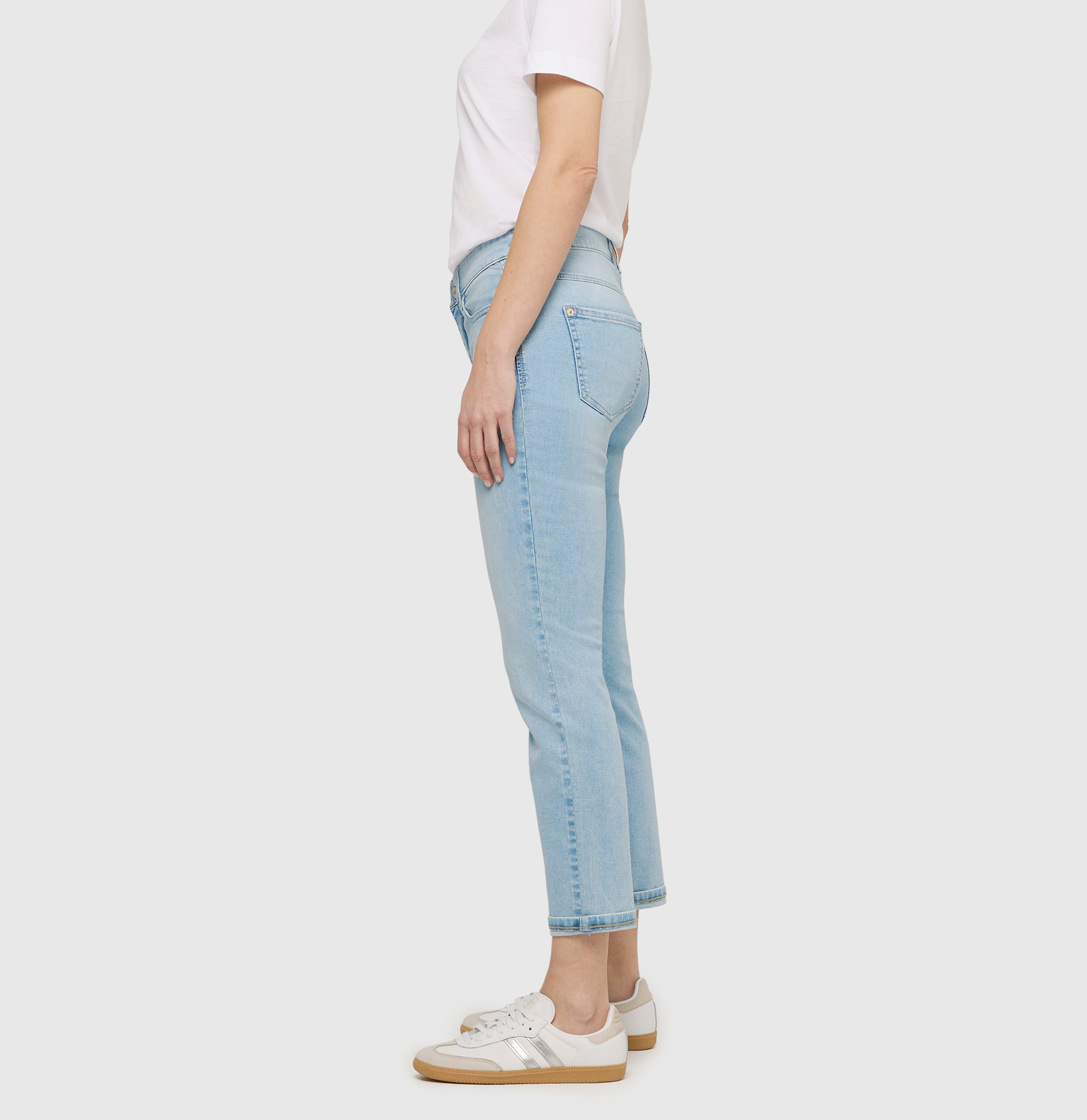 Figure-shaping, straight jeans with turn-up. | DREAM cropped | light azure blue | Back view of model