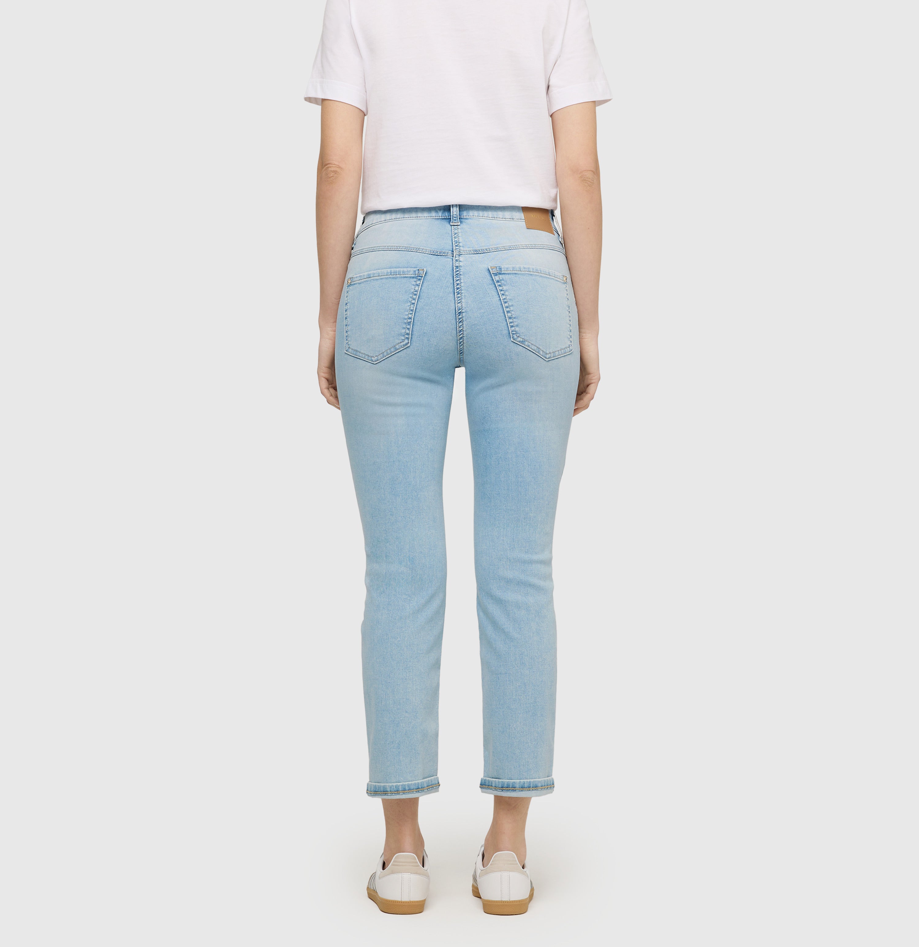 Figure-shaping, straight jeans with turn-up. | DREAM cropped | light azure blue | Side view of model