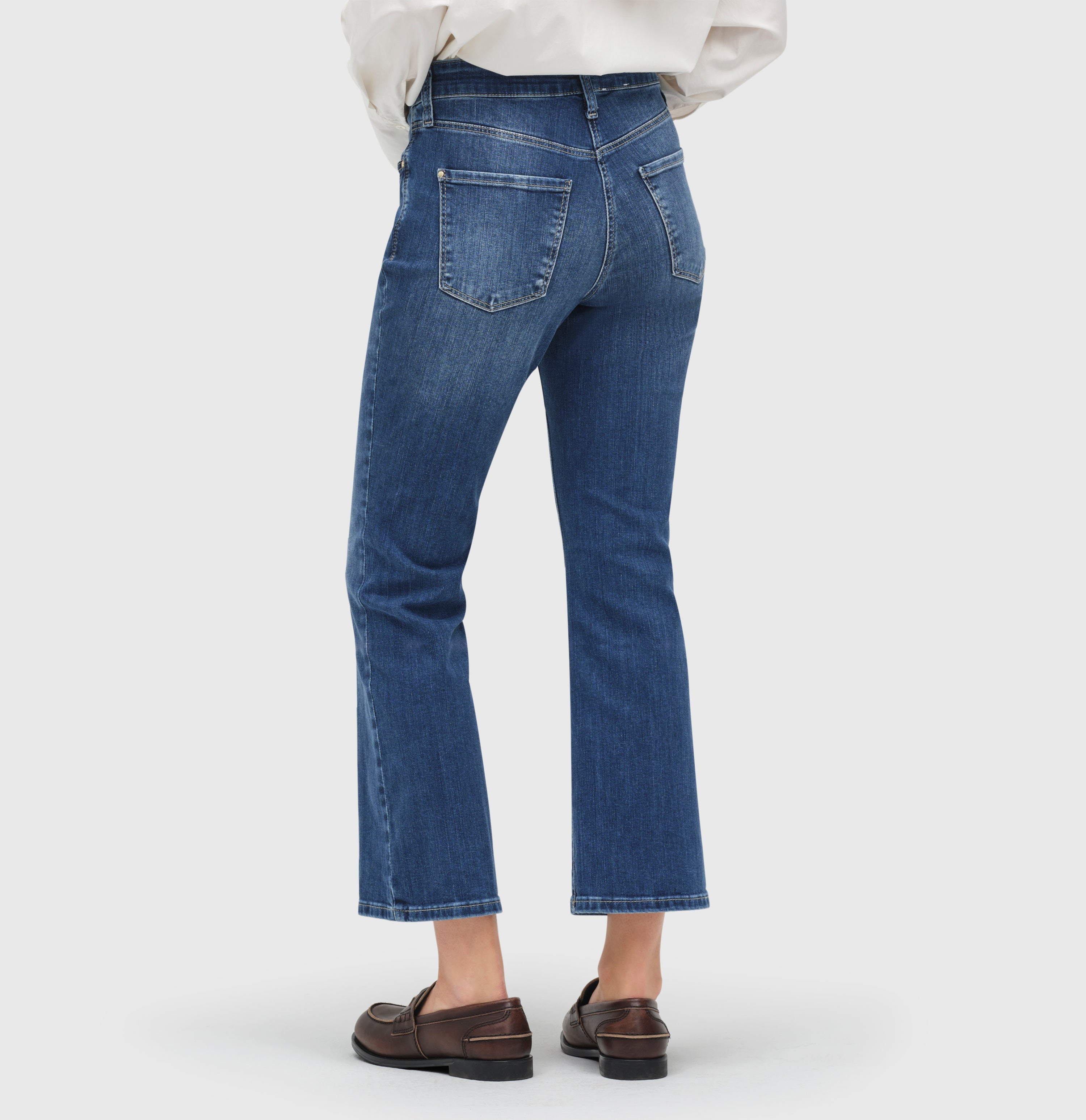 Flare kick jeans with a shaping effect. | DREAM KICK authentic | outworn blue basic | Back view of model