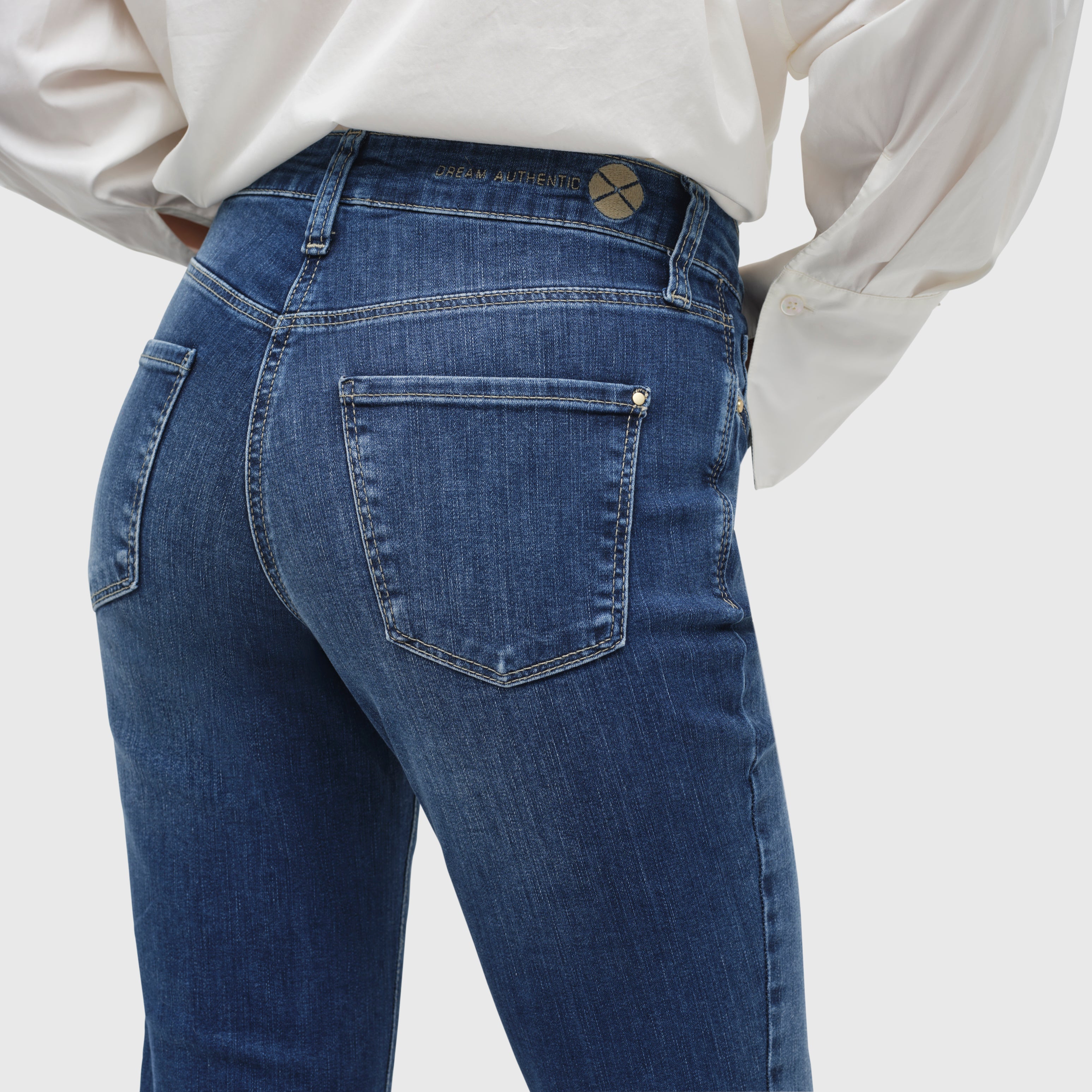 Modern kick jeans with shaping effect. | DREAM KICK authentic | outworn blue basic | Detailed view 3 of model