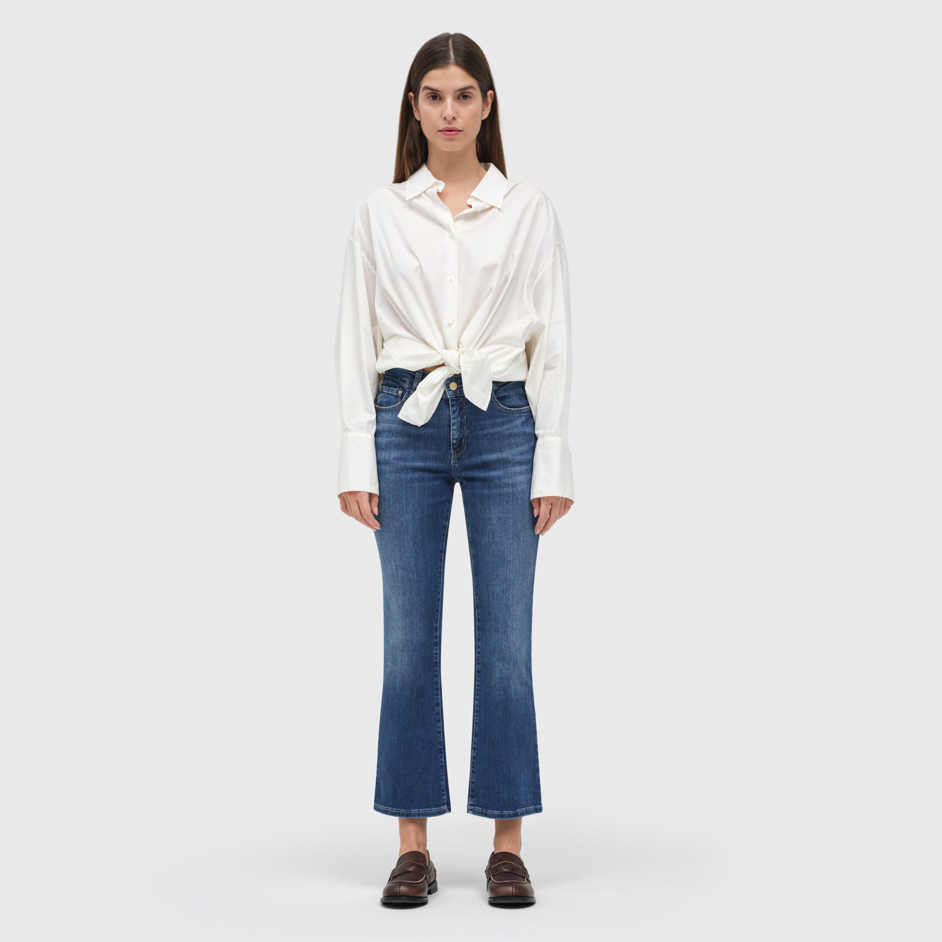 Flare kick jeans with a shaping effect. | S-NAME | S-FBBZ | Full-body of model