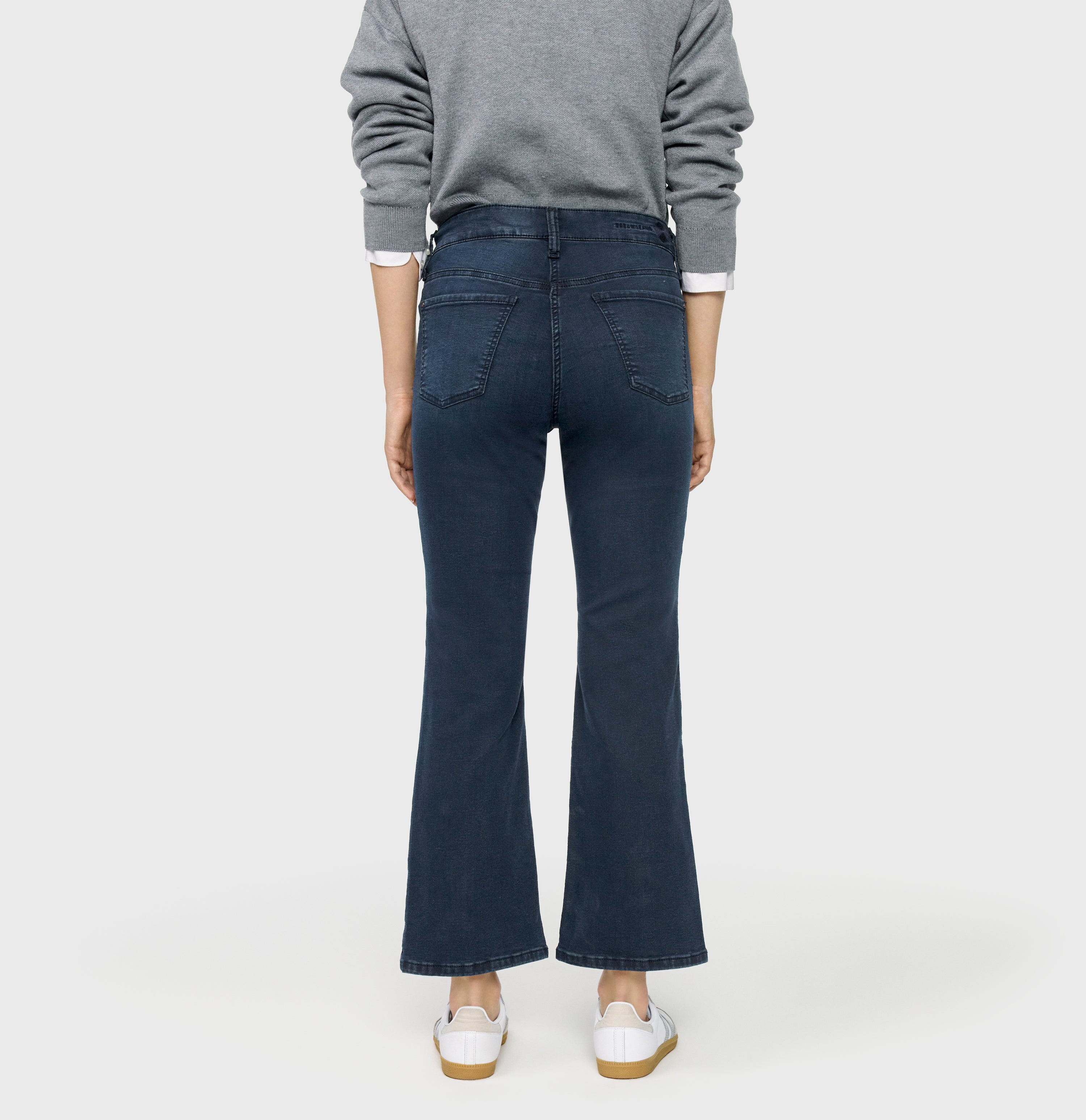 Figure-shaping jeans with flare kick design. | DREAM KICK | blue overdyed black | Back view of model