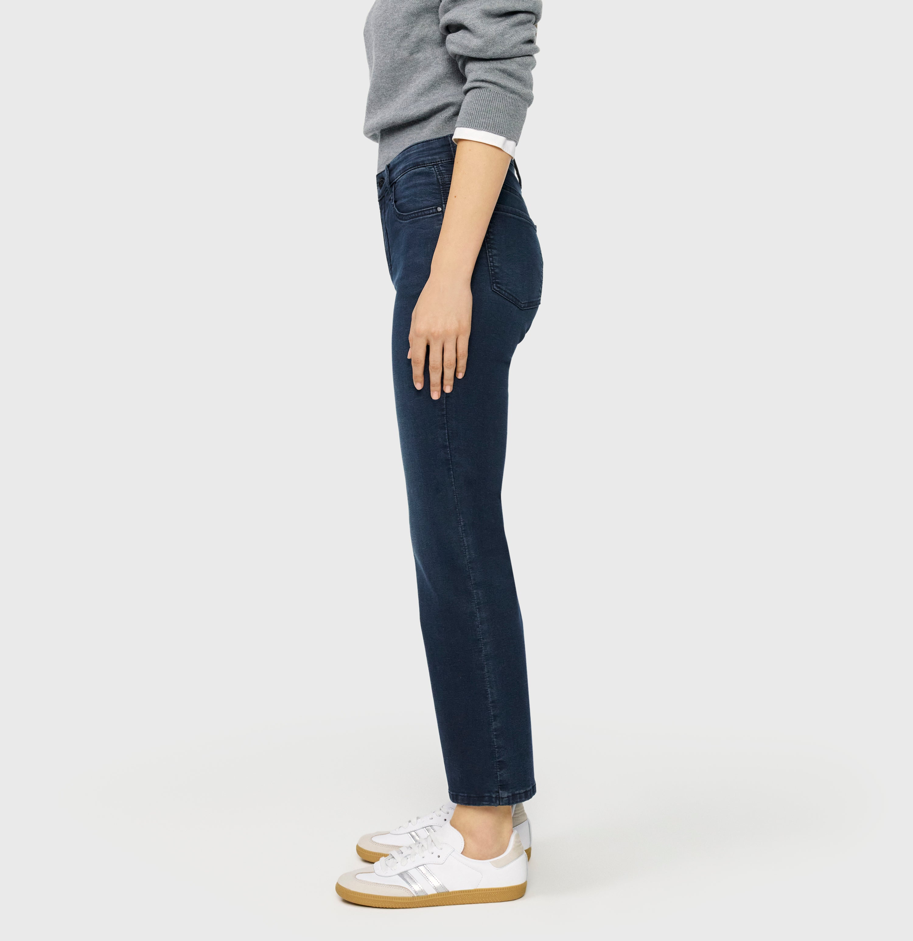 Figure-shaping jeans with flare kick design. | DREAM KICK | blue overdyed black | Side view of model