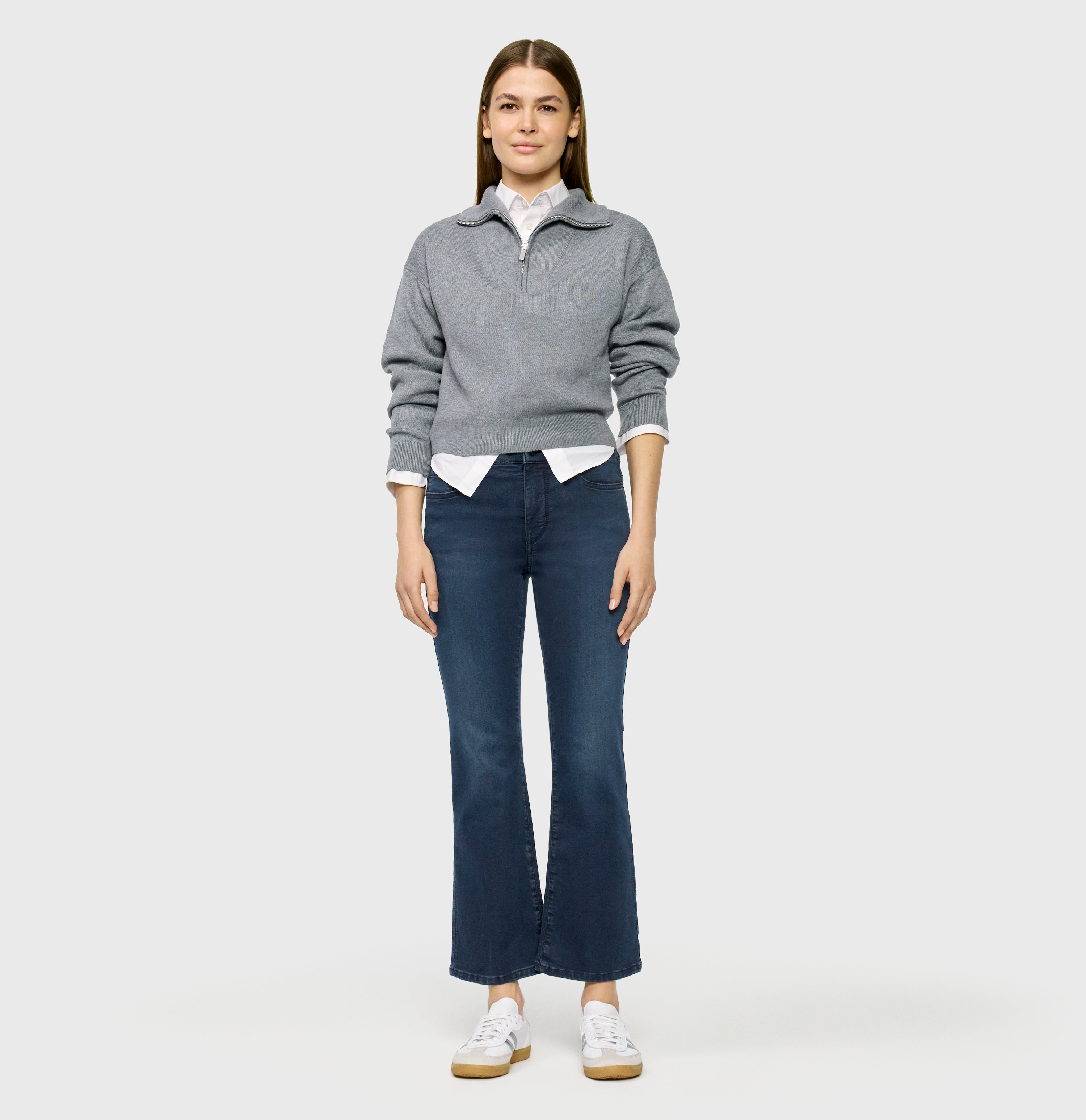 Figure-shaping jeans with flare kick design. | DREAM KICK | blue overdyed black | Full-body of model