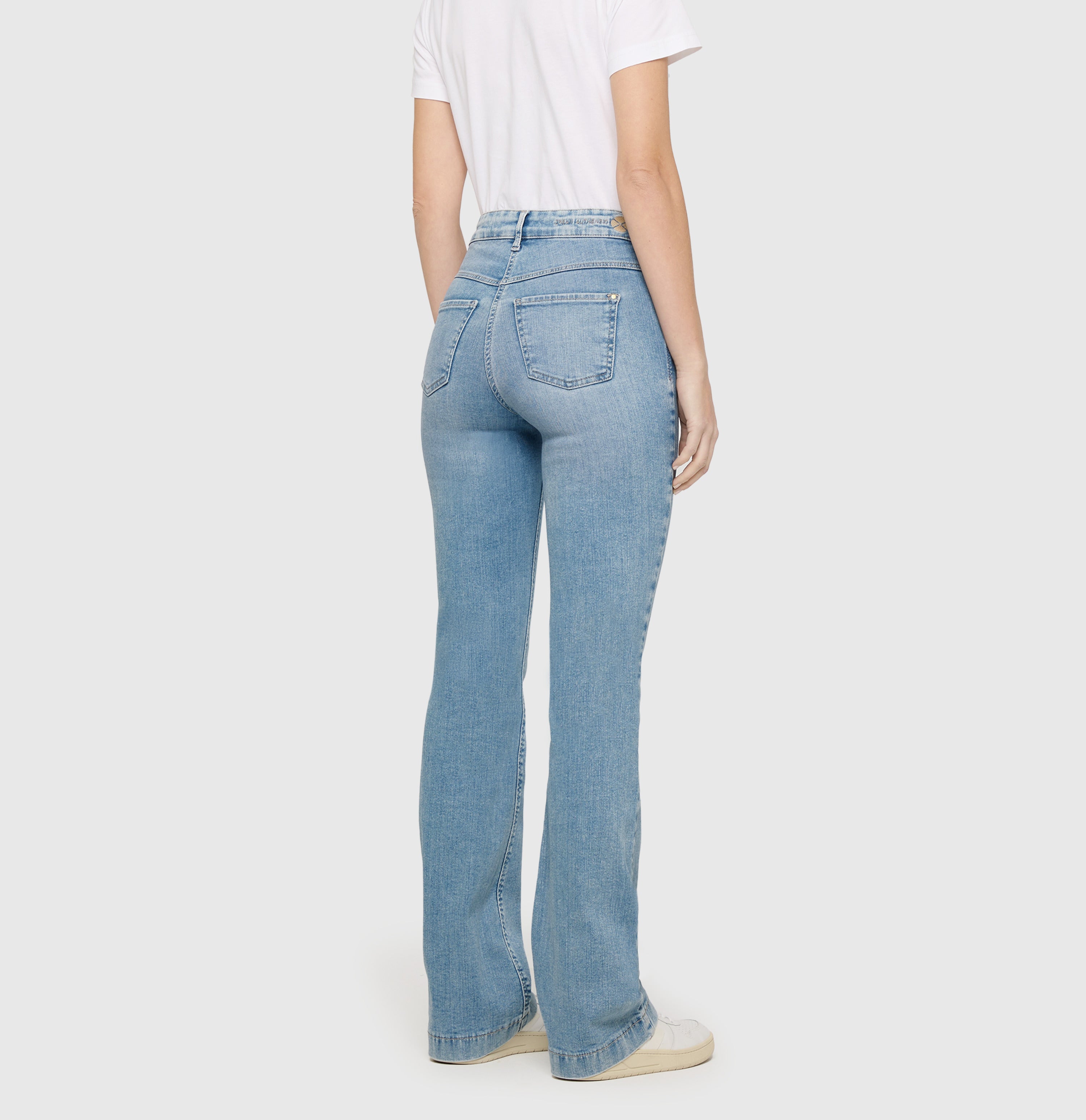 Flared fit with figure-shaping effect. | DREAM BOOT authentic | summer blue clouds wash | Back view of model