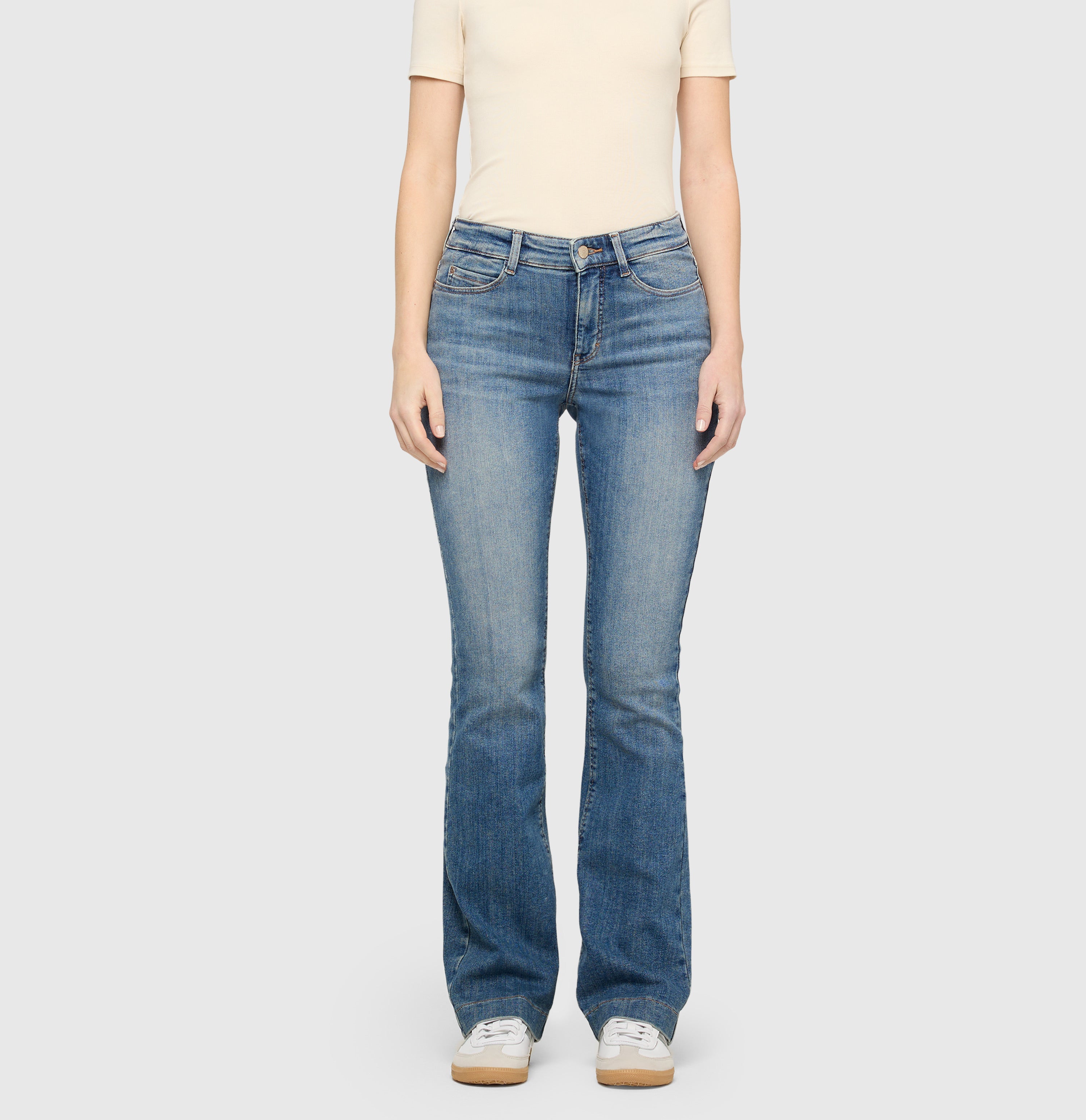 Flared fit with figure-shaping effect. | DREAM BOOT authentic | fancy authentic blue | Front view of model
