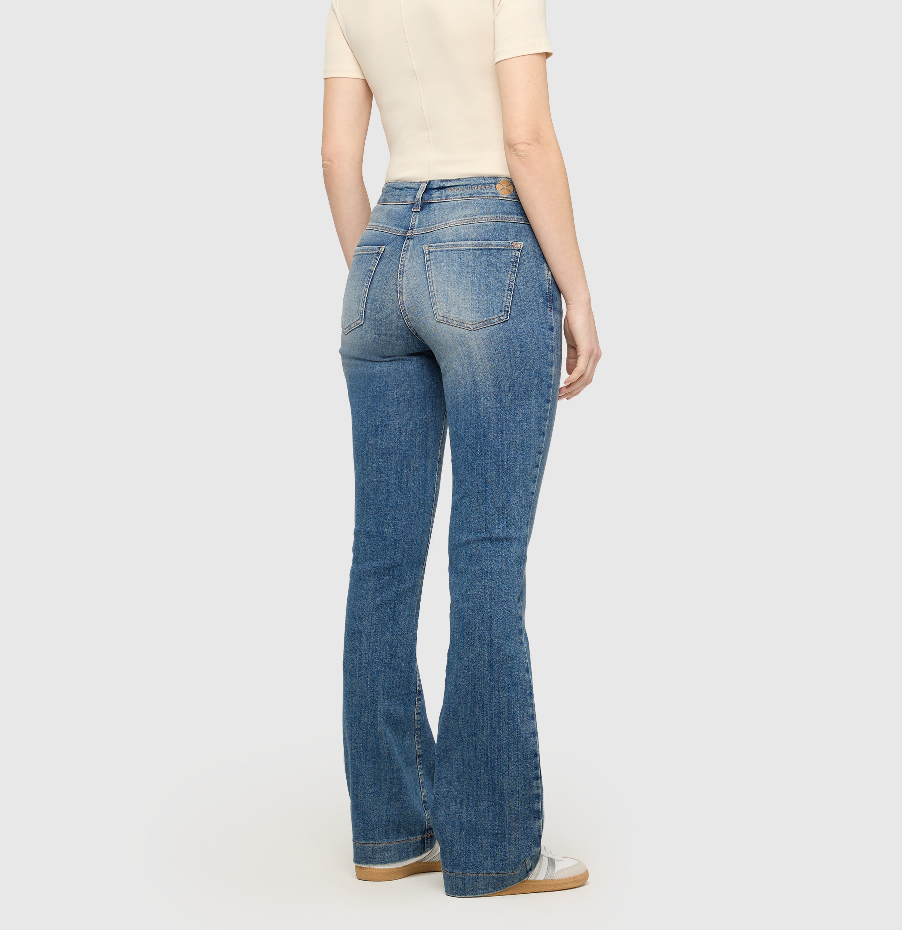 Flared fit with figure-shaping effect. | DREAM BOOT authentic | fancy authentic blue | Back view of model