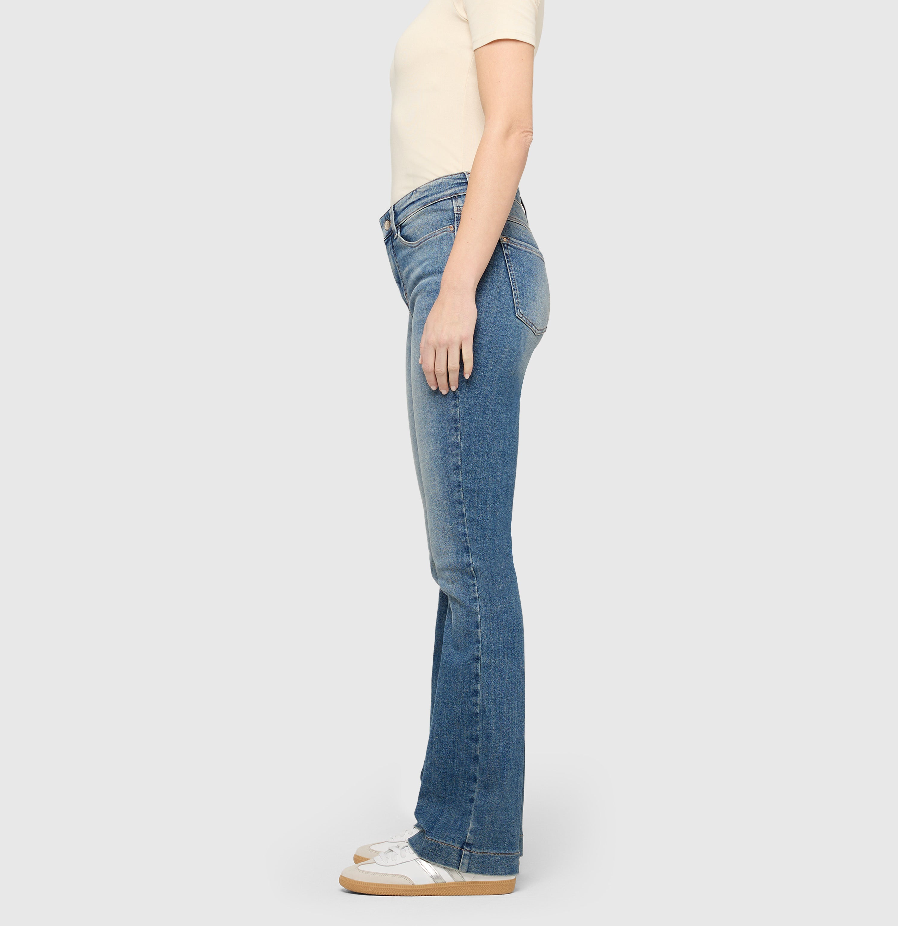 Flared fit with figure-shaping effect. | DREAM BOOT authentic | fancy authentic blue | Side view of model