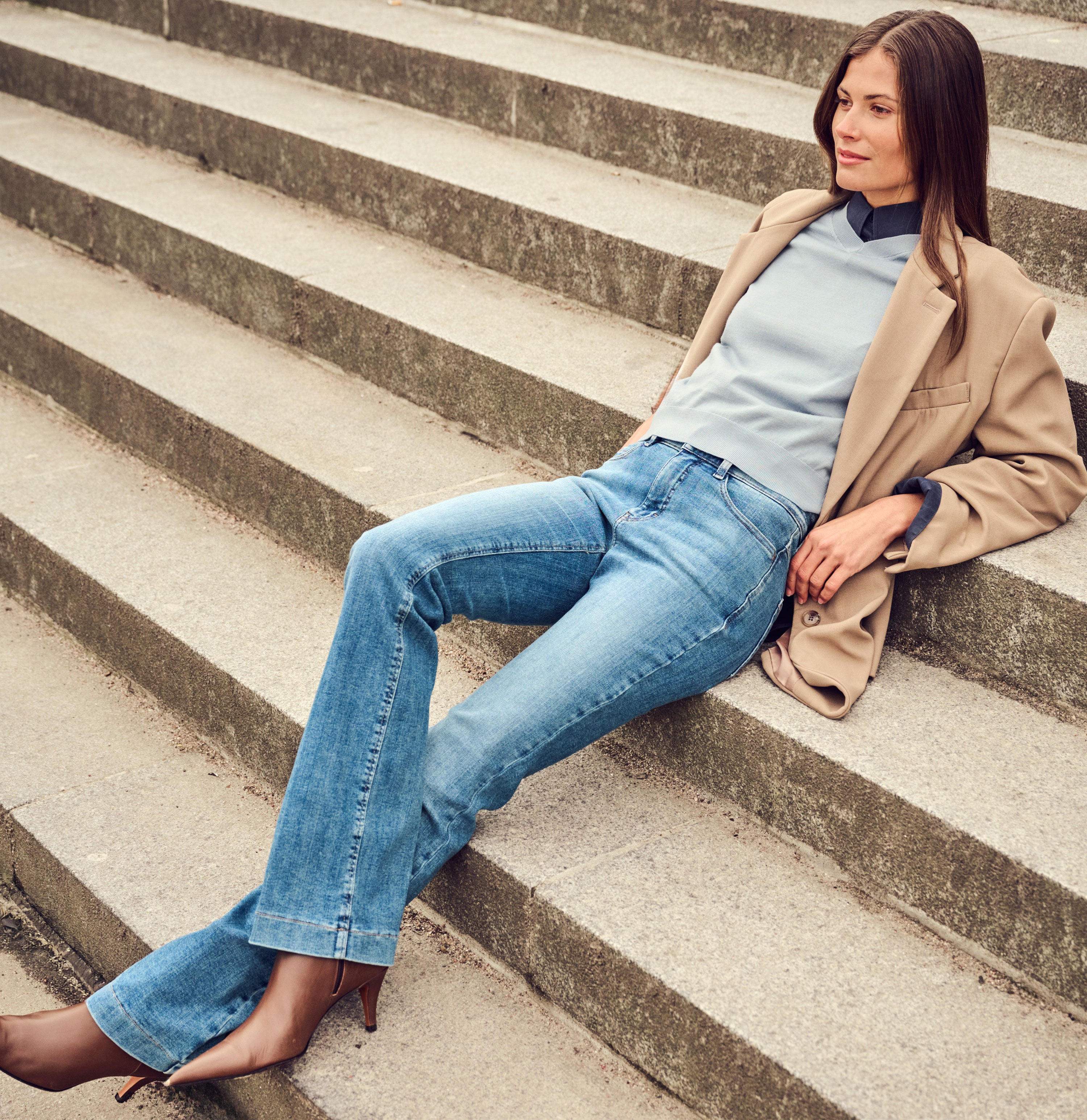 Flared fit with figure-shaping effect. | DREAM BOOT authentic | fancy authentic blue | Campaign image 3
