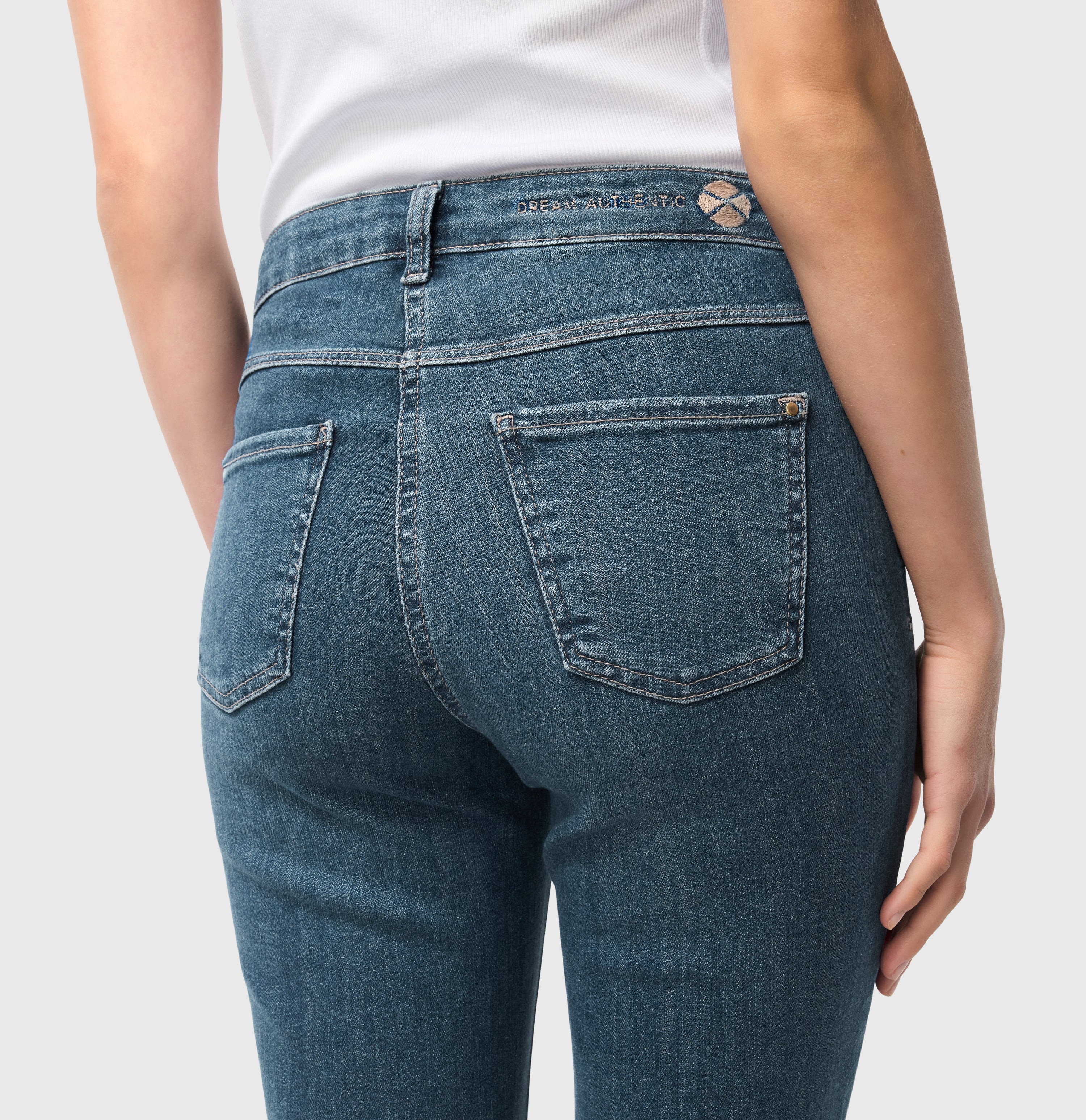 Flared fit made of highly elastic denim. | DREAM BOOT authentic | super vintage wash | Detailed view 3 of model