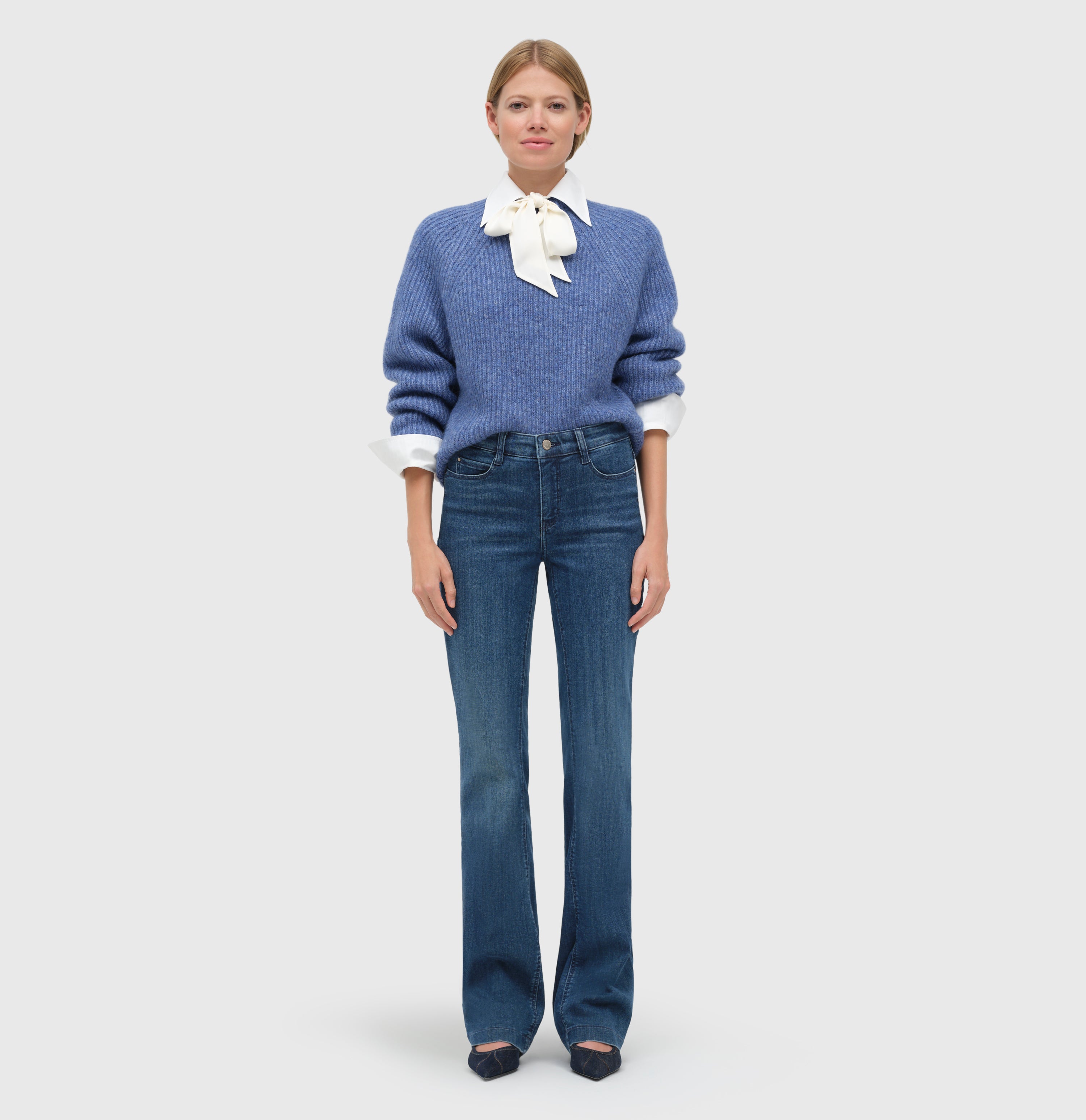 Flared fit with figure-shaping effect. | S-NAME | S-FBBZ | Full-body of model