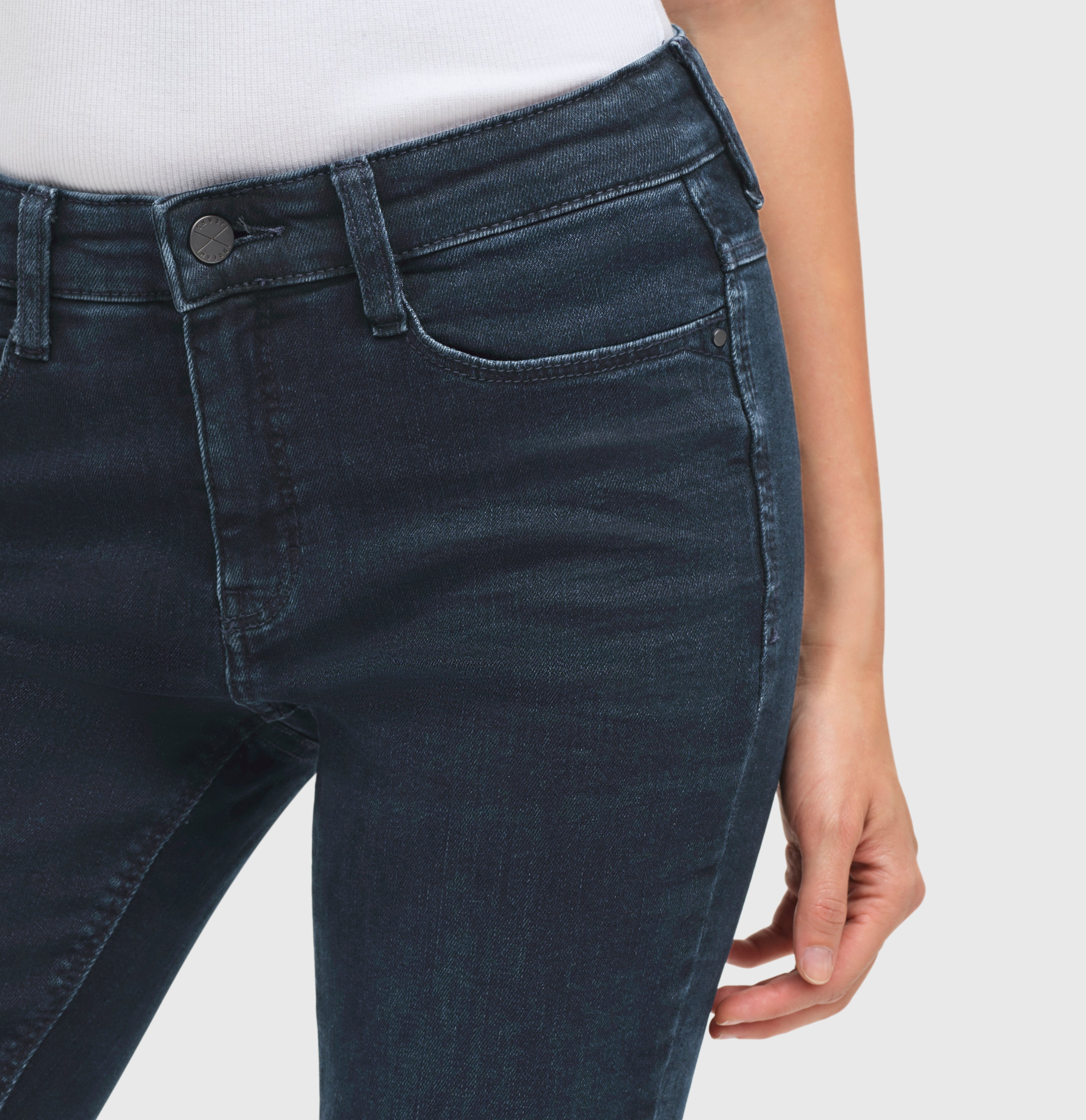 Flared fit with figure-shaping effect. | DREAM BOOT authentic | midnight blue wash | Detailed view 3 of model