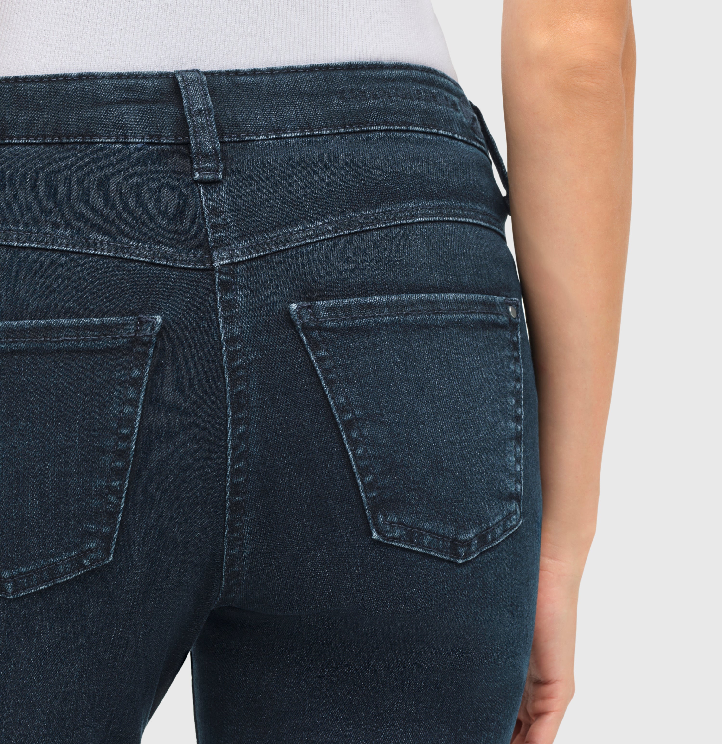 Flared fit with figure-shaping effect. | S-NAME | S-FBBZ | Detailed view 4 of model