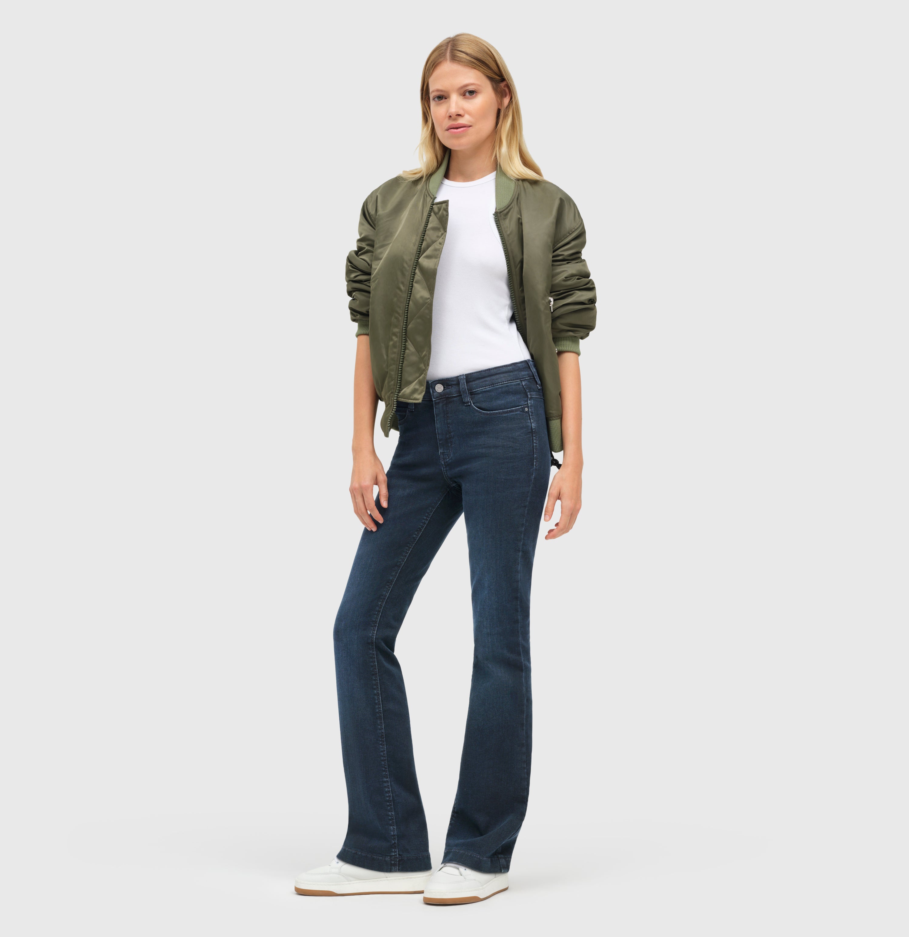 Flared fit with figure-shaping effect. | S-NAME | S-FBBZ | Full-body of model