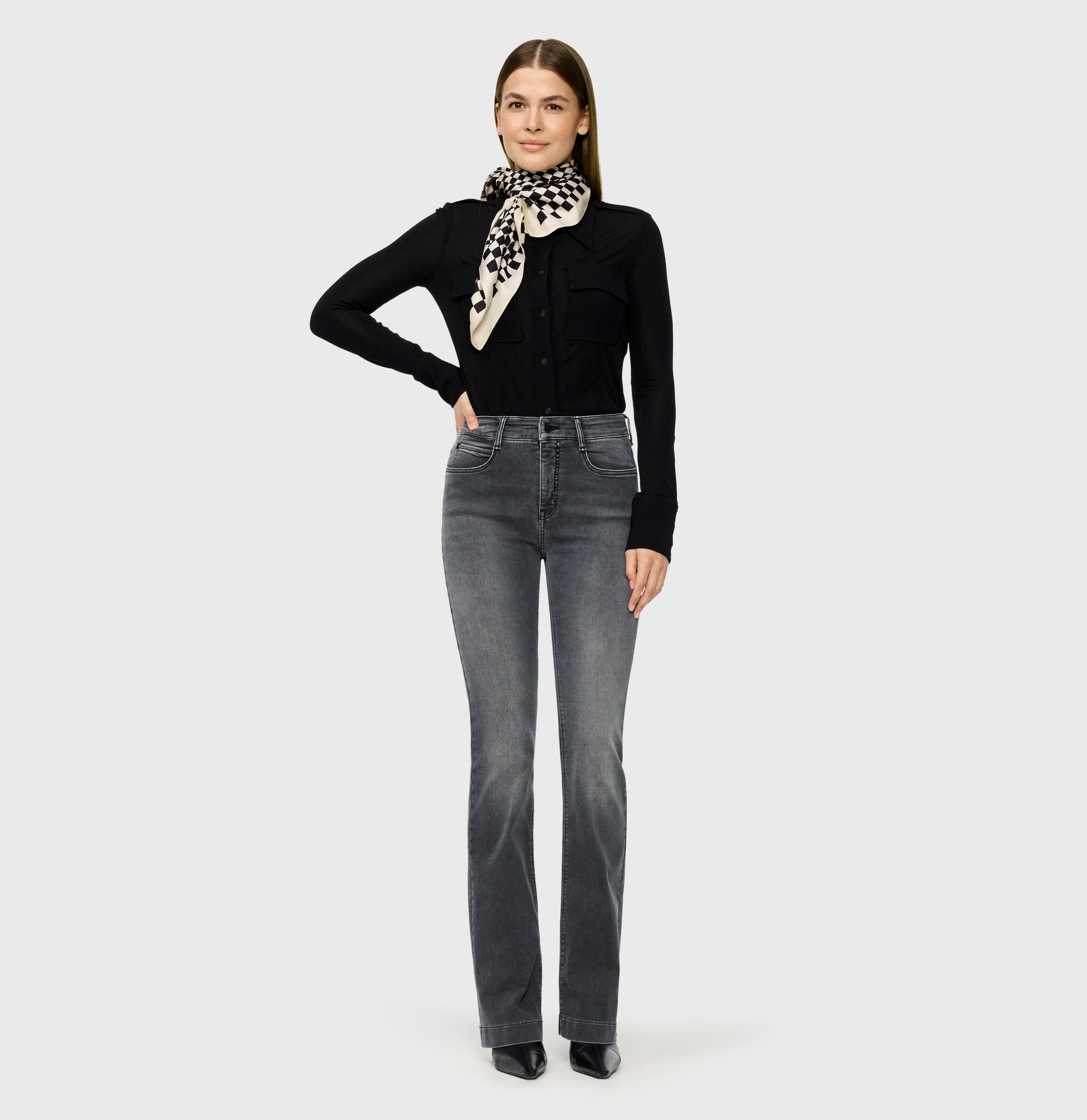 Flared jeans in a hyper stretch material. | DREAM BOOT authentic | soft grey authentic used | Full-body of model